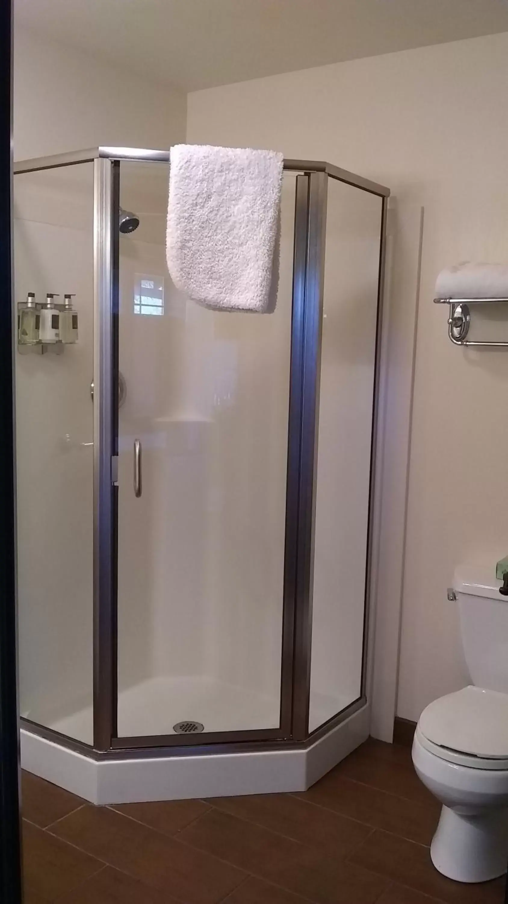 Shower, Bathroom in Noyo Harbor Inn