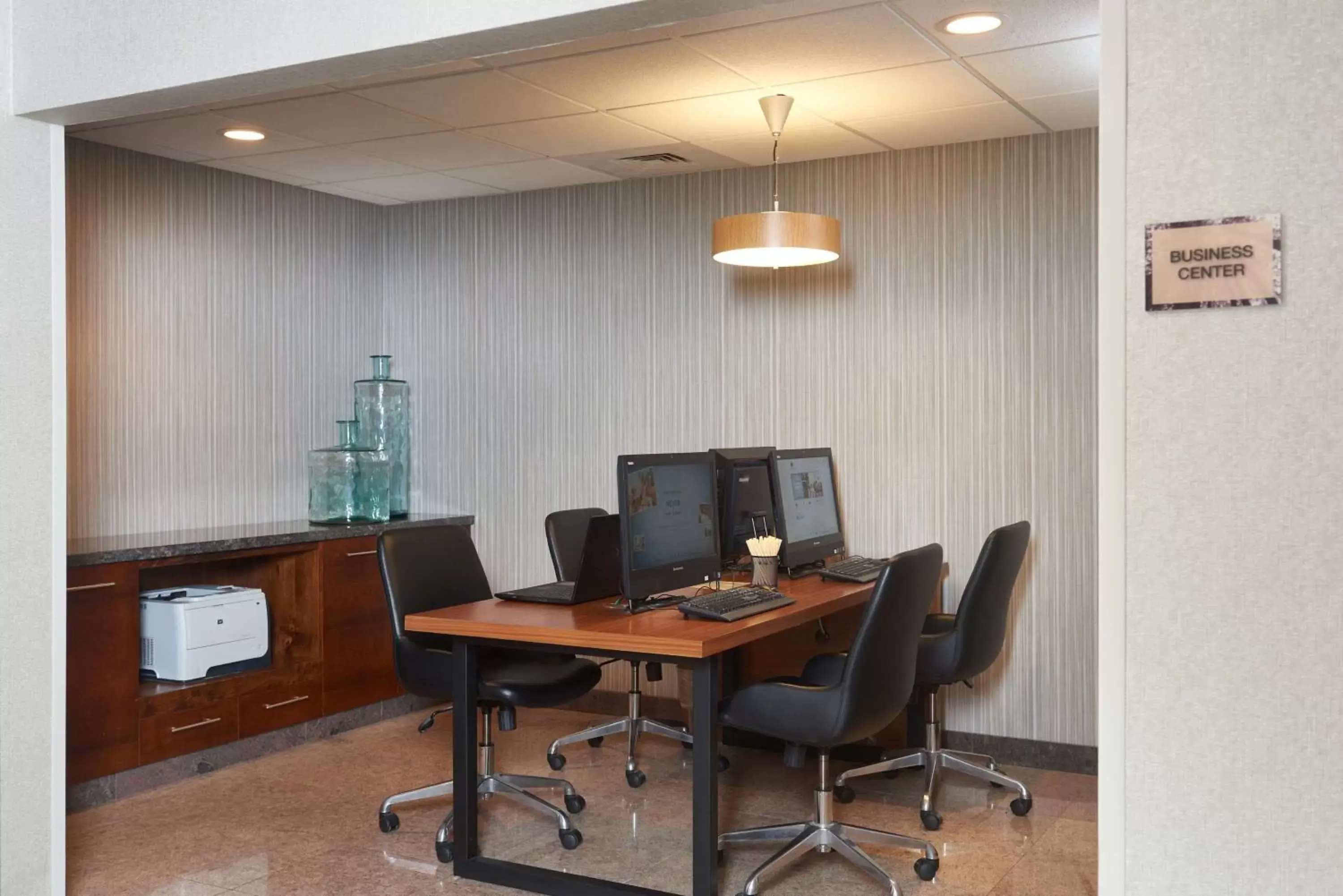 Business facilities in DoubleTree by Hilton Fresno Convention Center