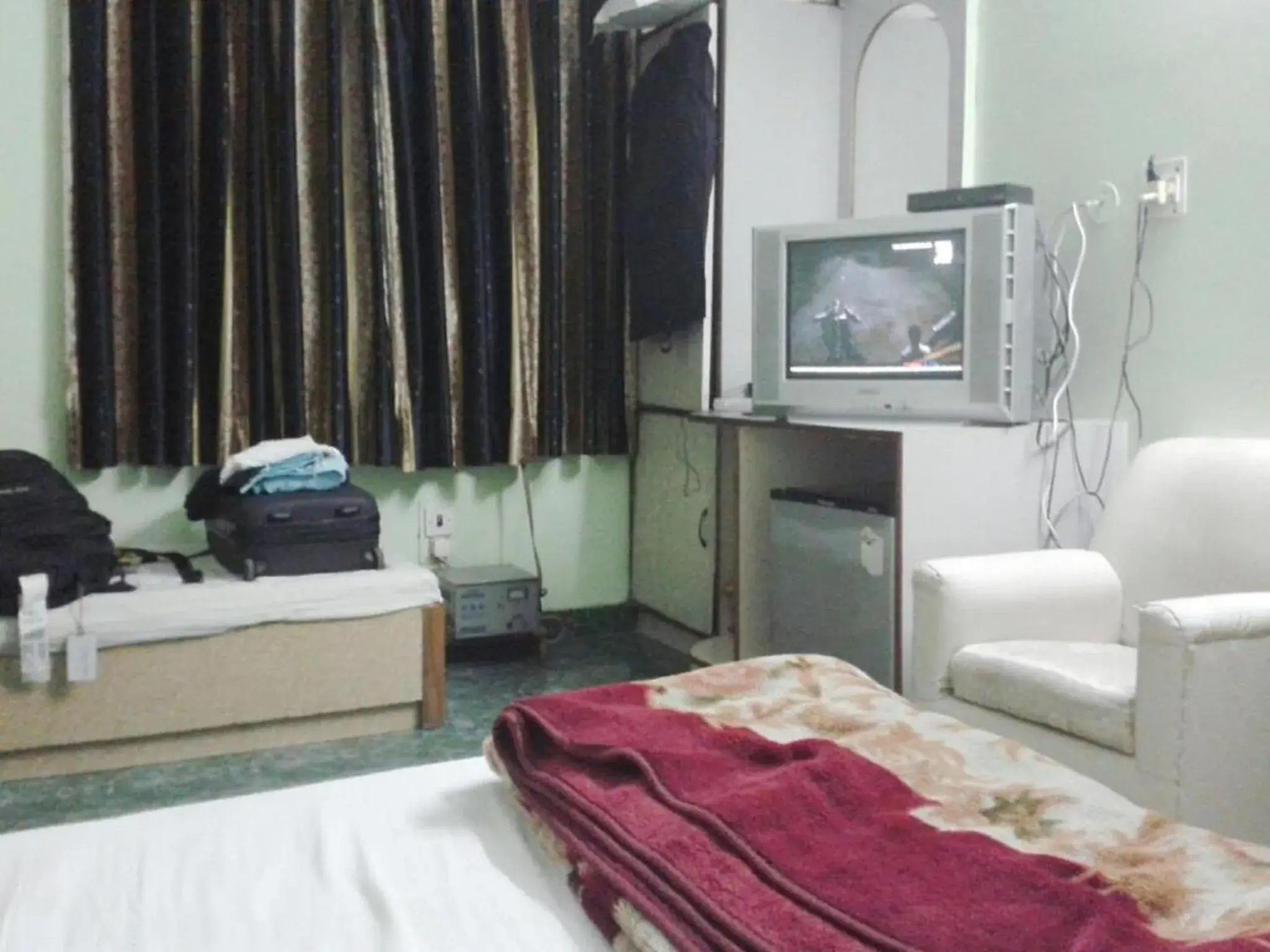 Bedroom, TV/Entertainment Center in Hotel Woodland Deluxe