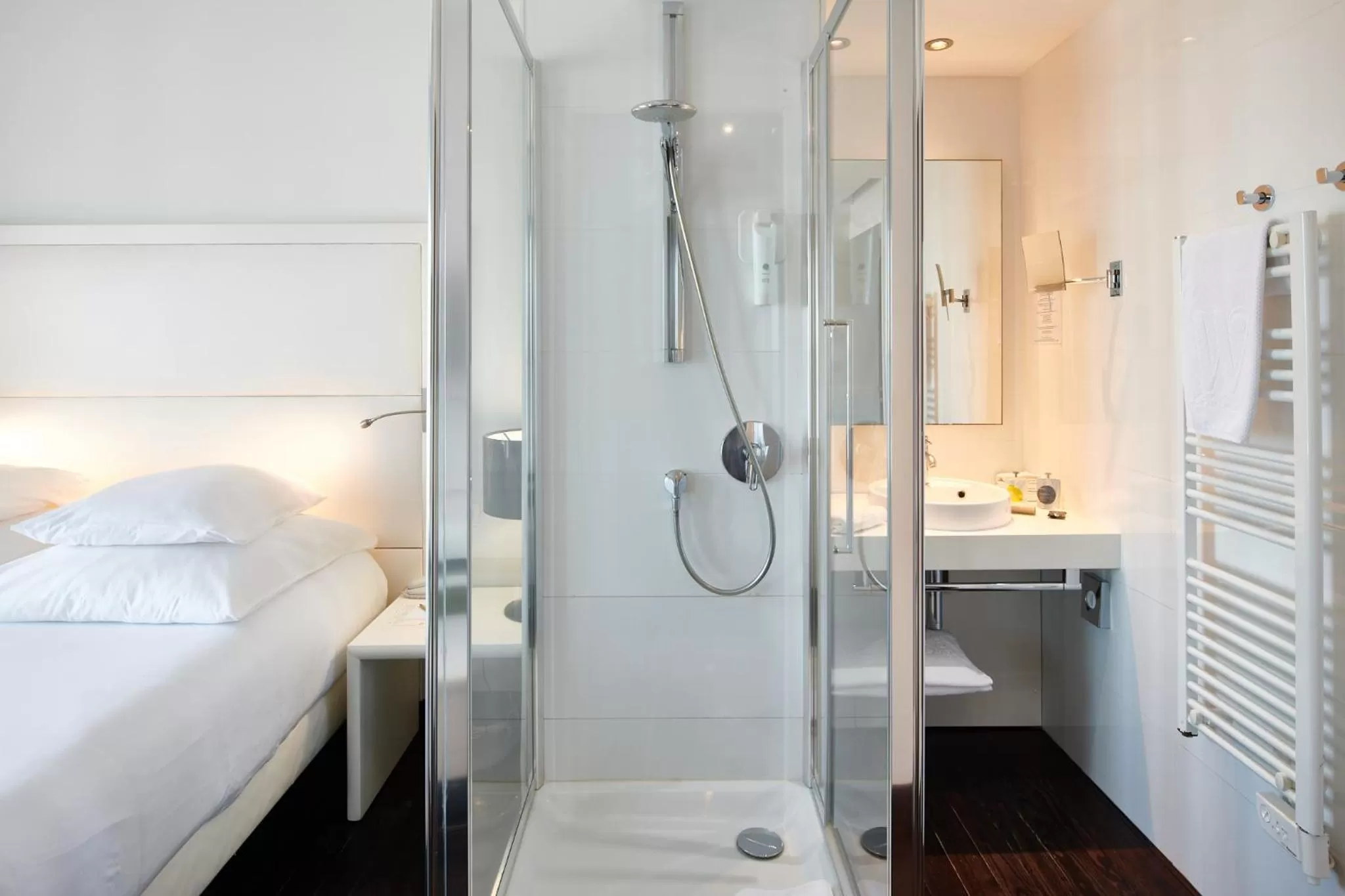Shower, Bed in Hôtel Le Windsor Biarritz