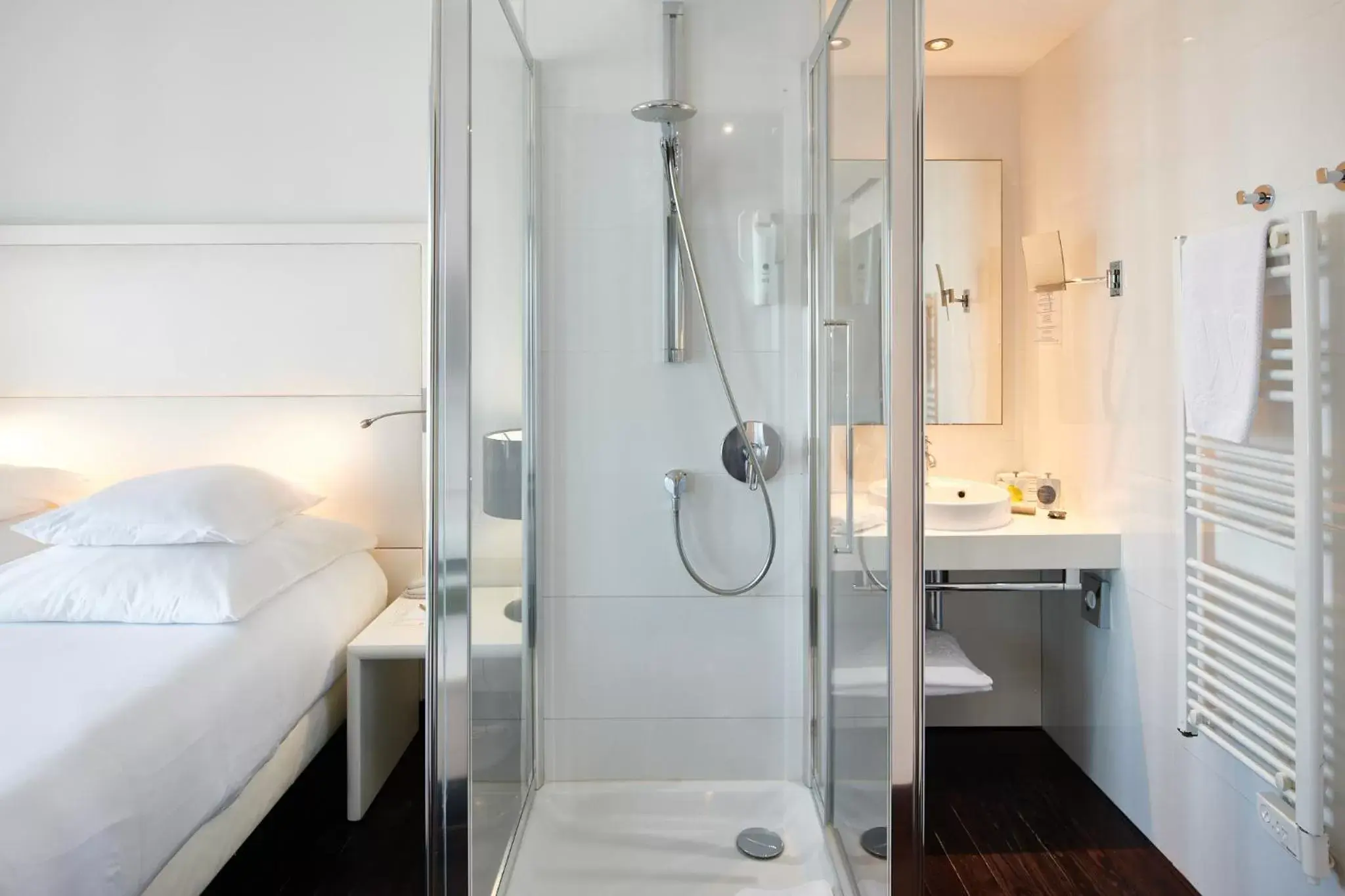 Shower, Bathroom in Hôtel Le Windsor Biarritz