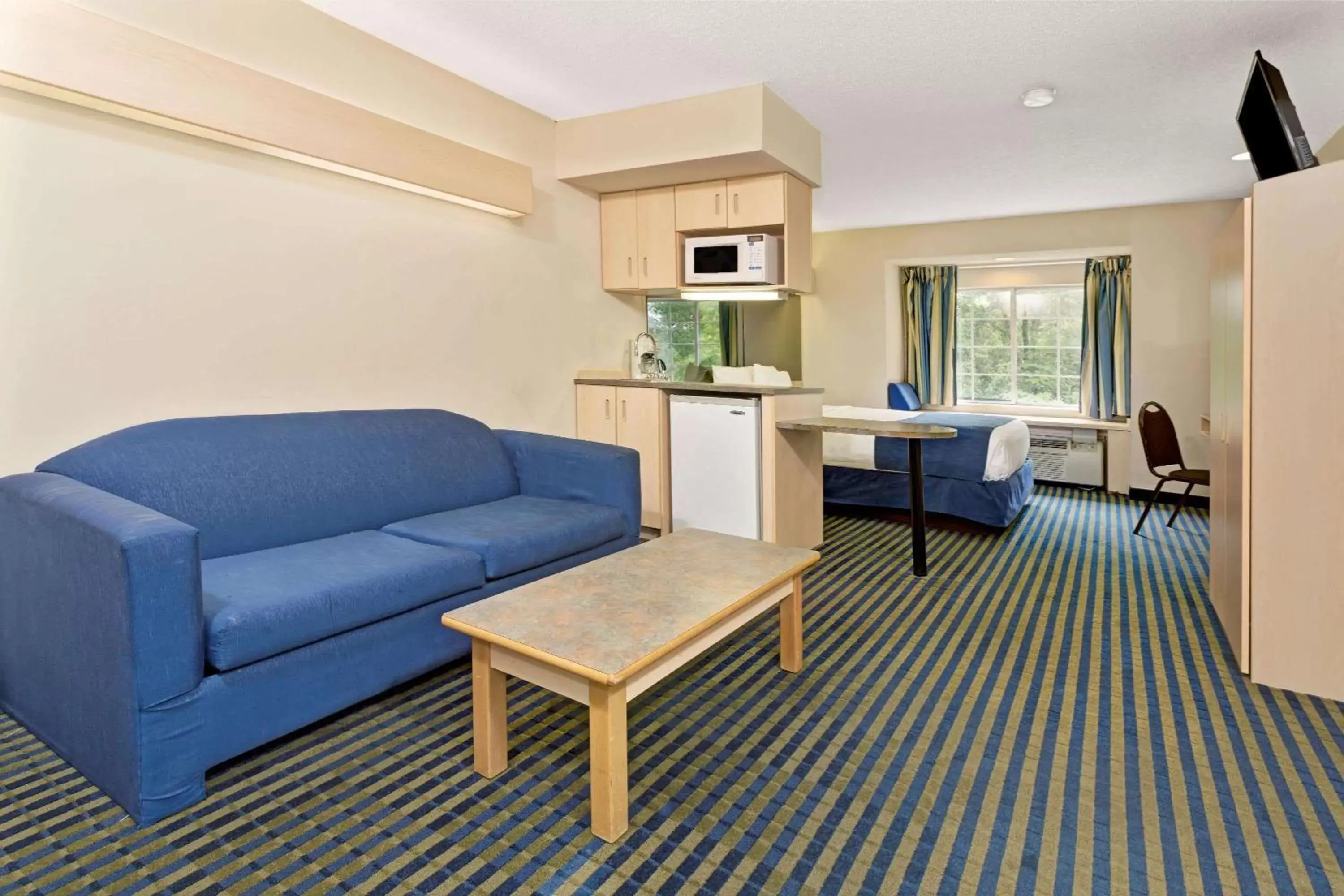 Photo of the whole room, Seating Area in Microtel Inn & Suites by Wyndham Florence/Cincinnati Airpo