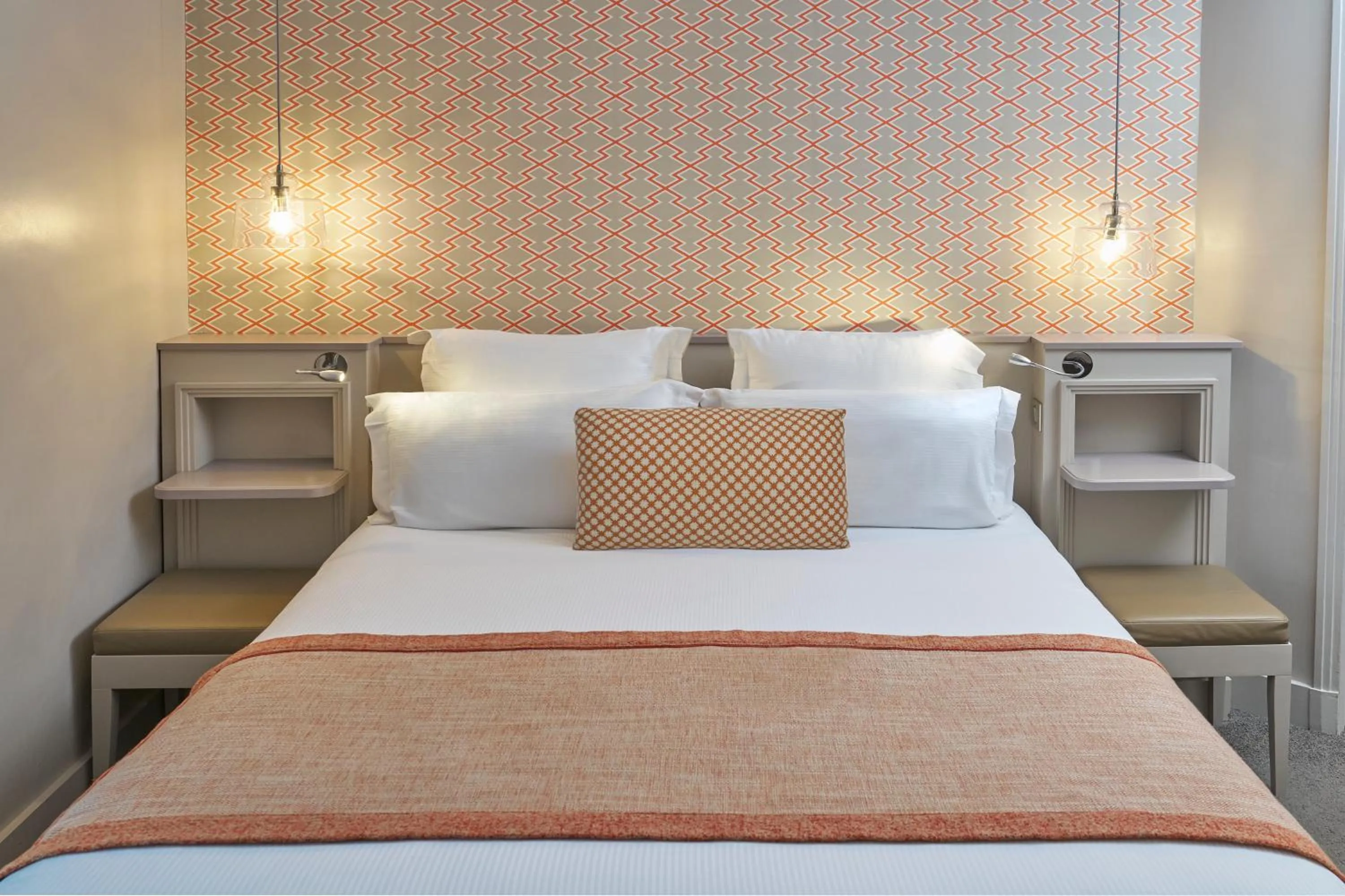 Photo of the whole room, Bed in Hôtel Vic Eiffel