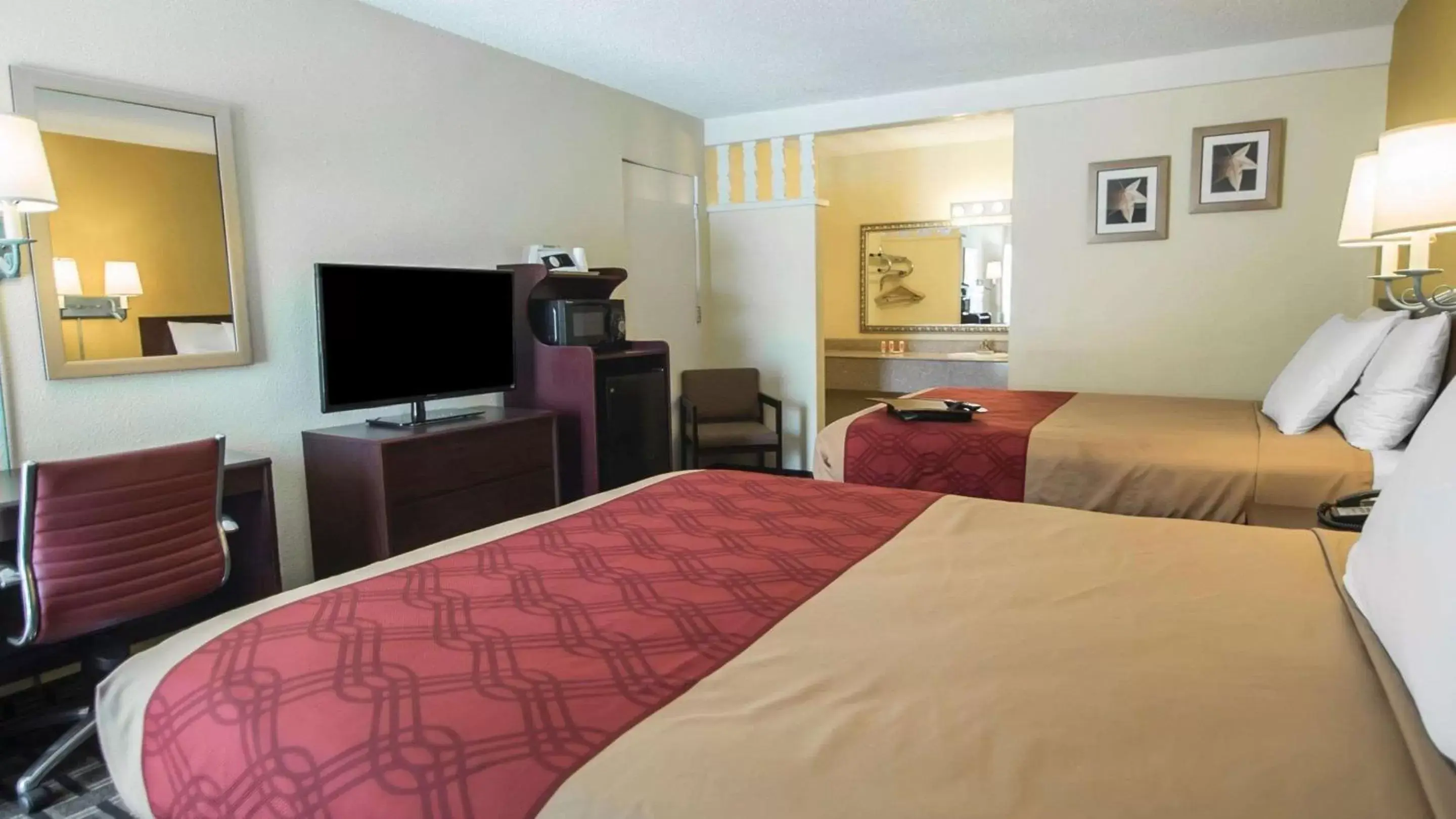 Photo of the whole room, Bed in Econo Lodge Downtown Albuquerque