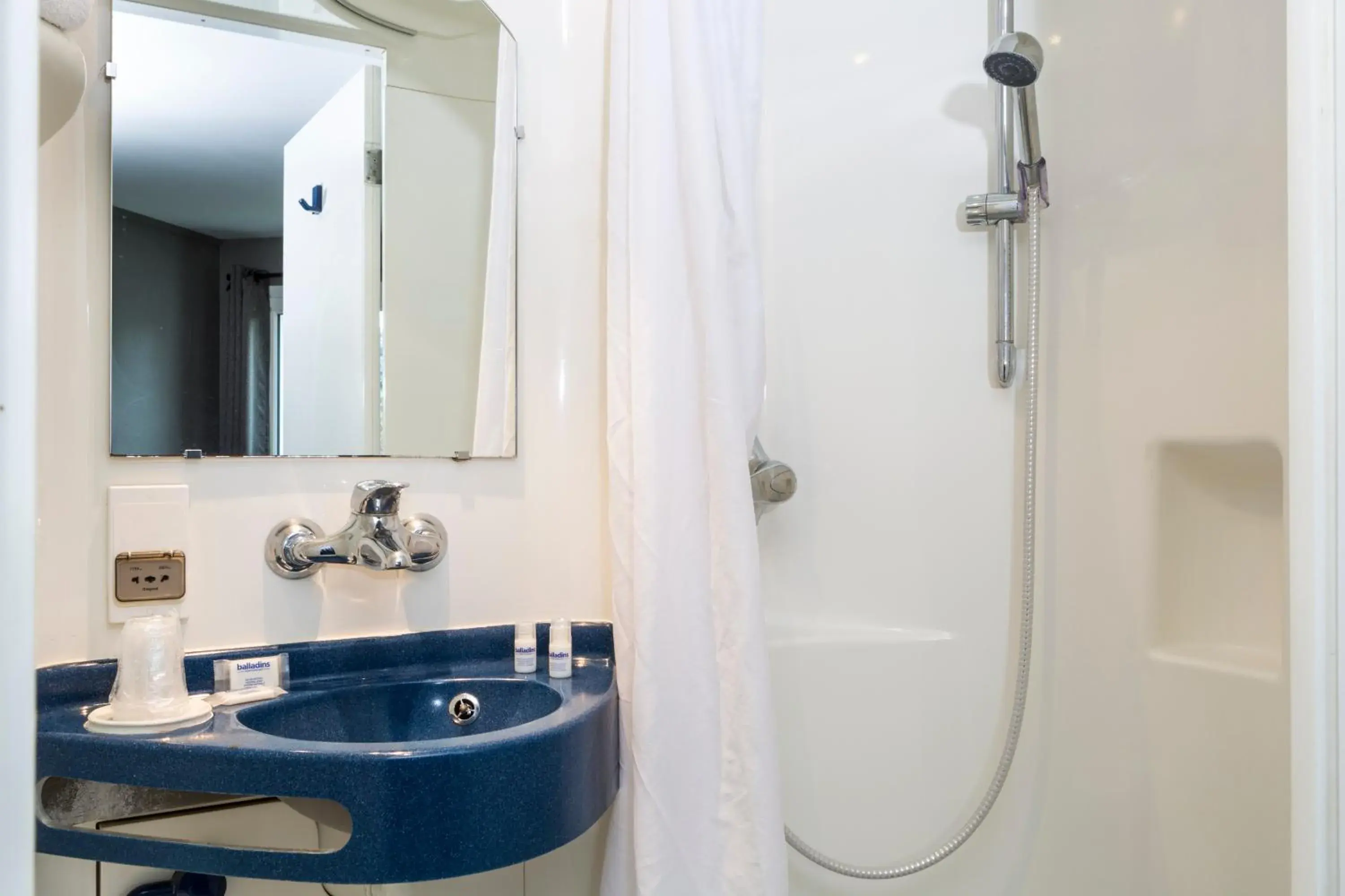 Bathroom in Initial by balladins Lyon / Chanas Bathroom in Initial by balladins Lyon / Chanas