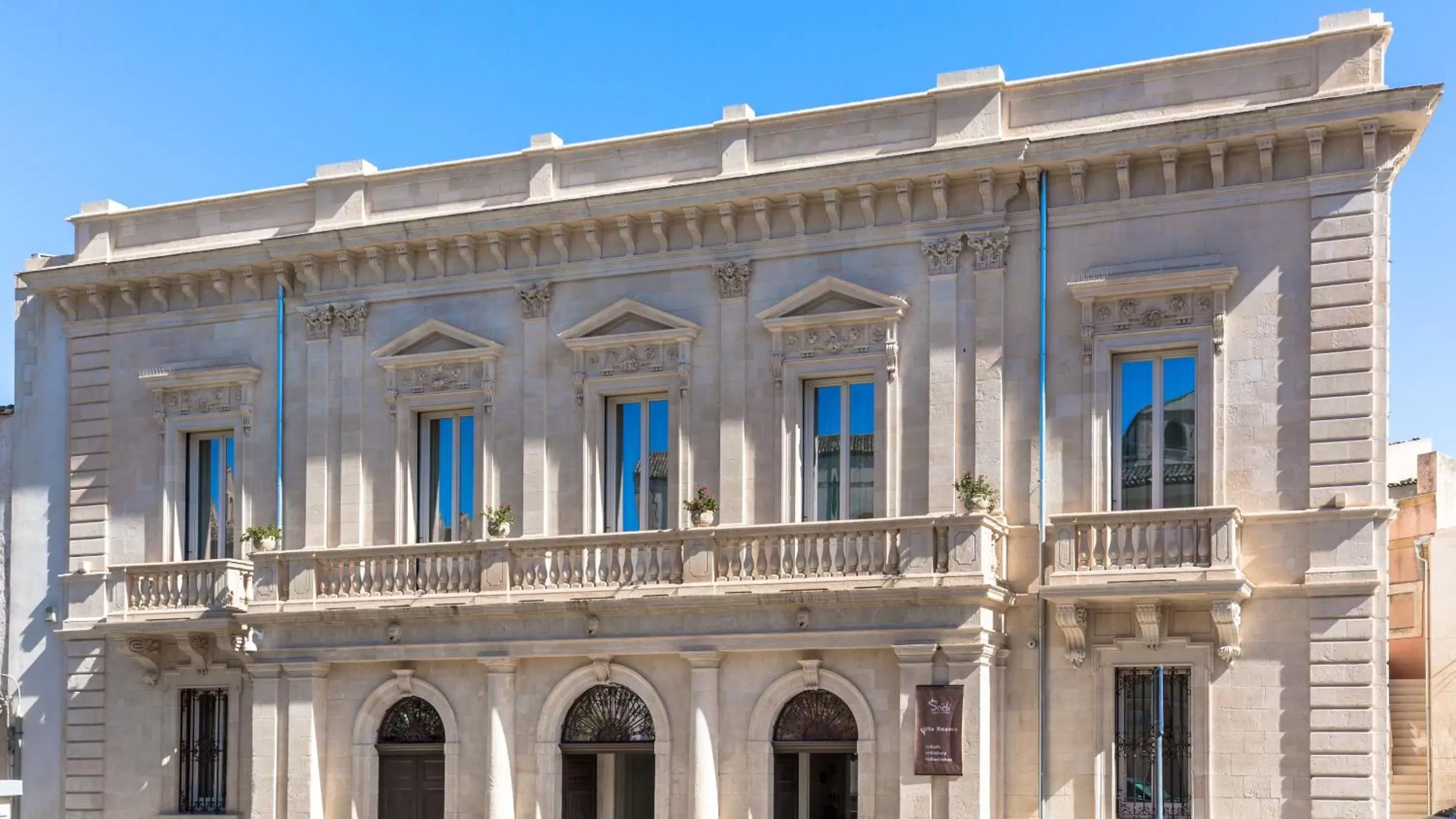 Facade/entrance, Property Building in Palazzo Favacchio - Patanè