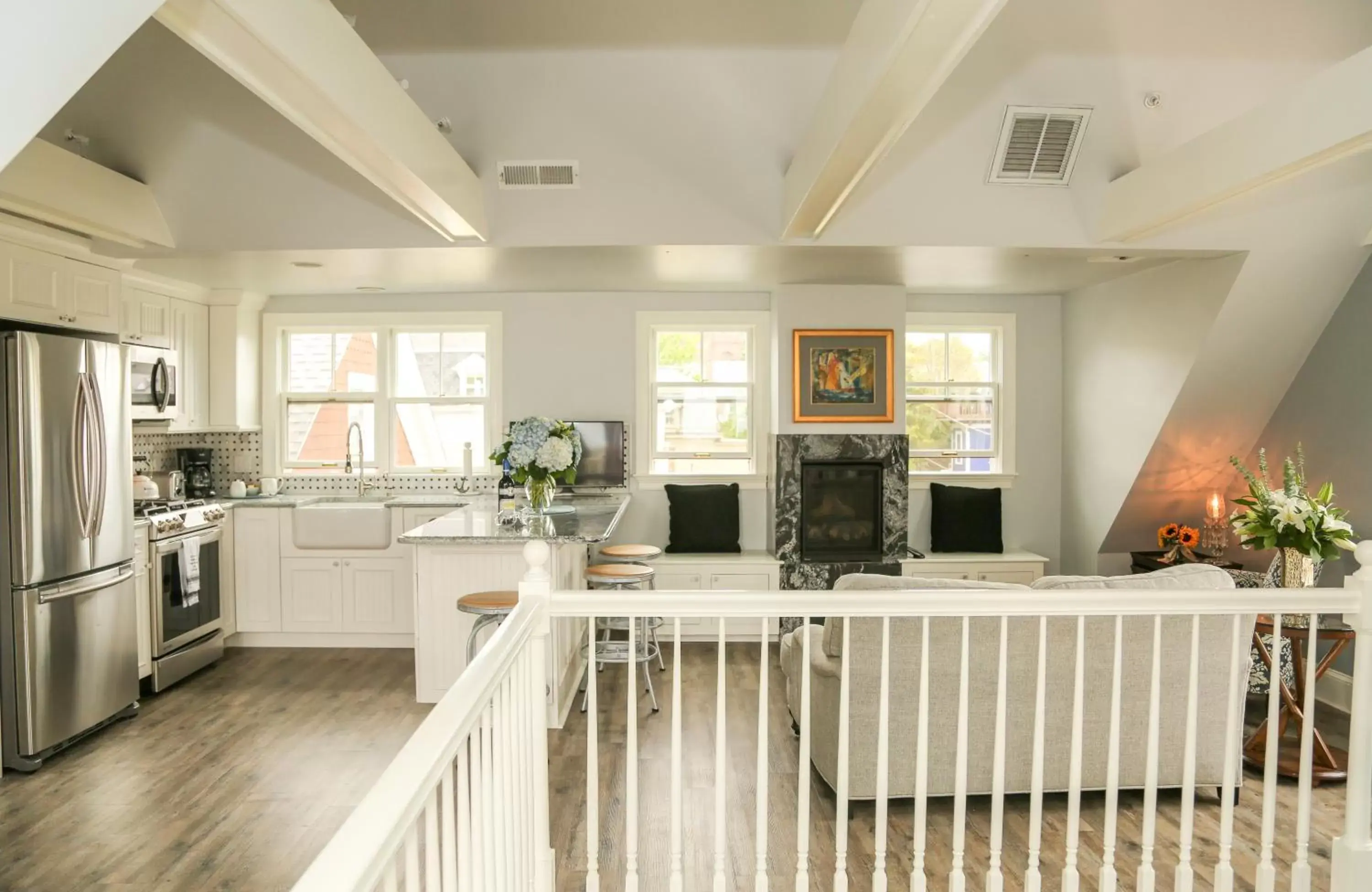 Living room, Kitchen/Kitchenette in Almondy Inn Bed & Breakfast