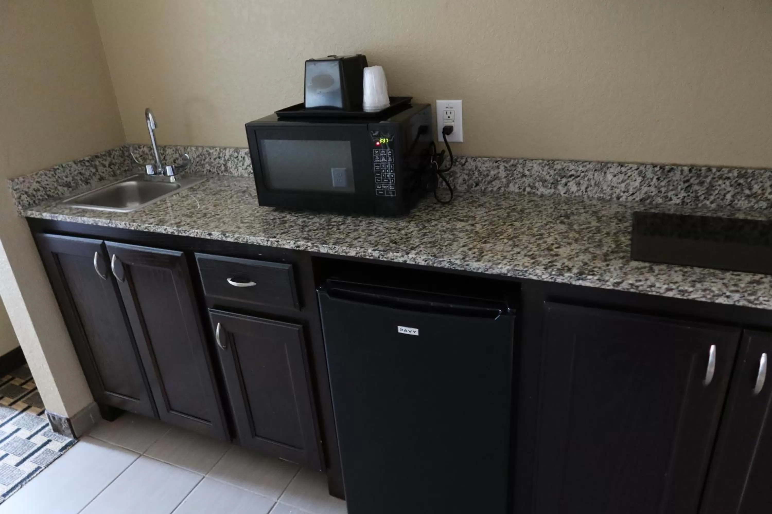 Kitchen or kitchenette in West Worth Inn & Suites White Settlement