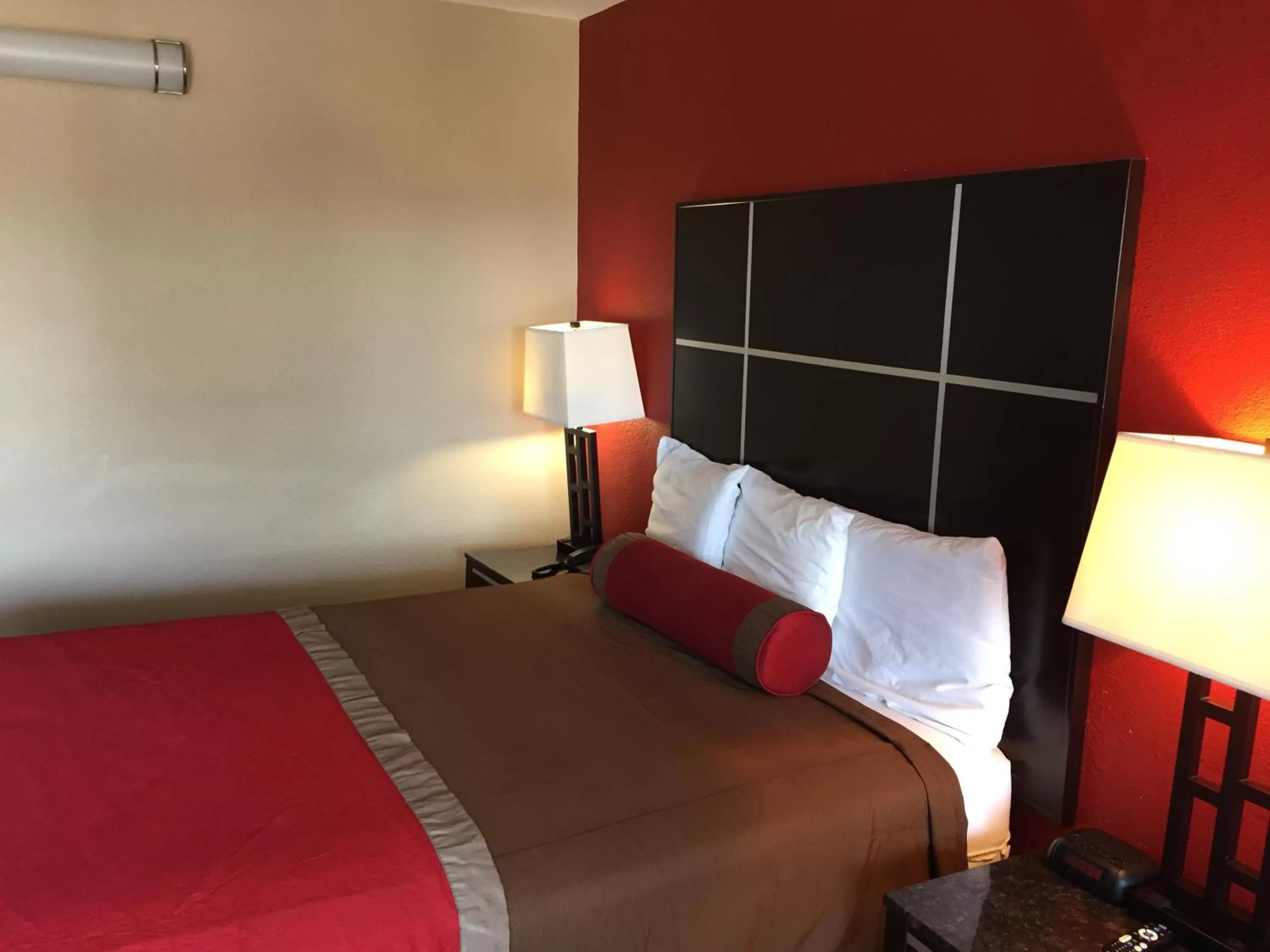 Bed in Harbor Inn & Suites Oceanside