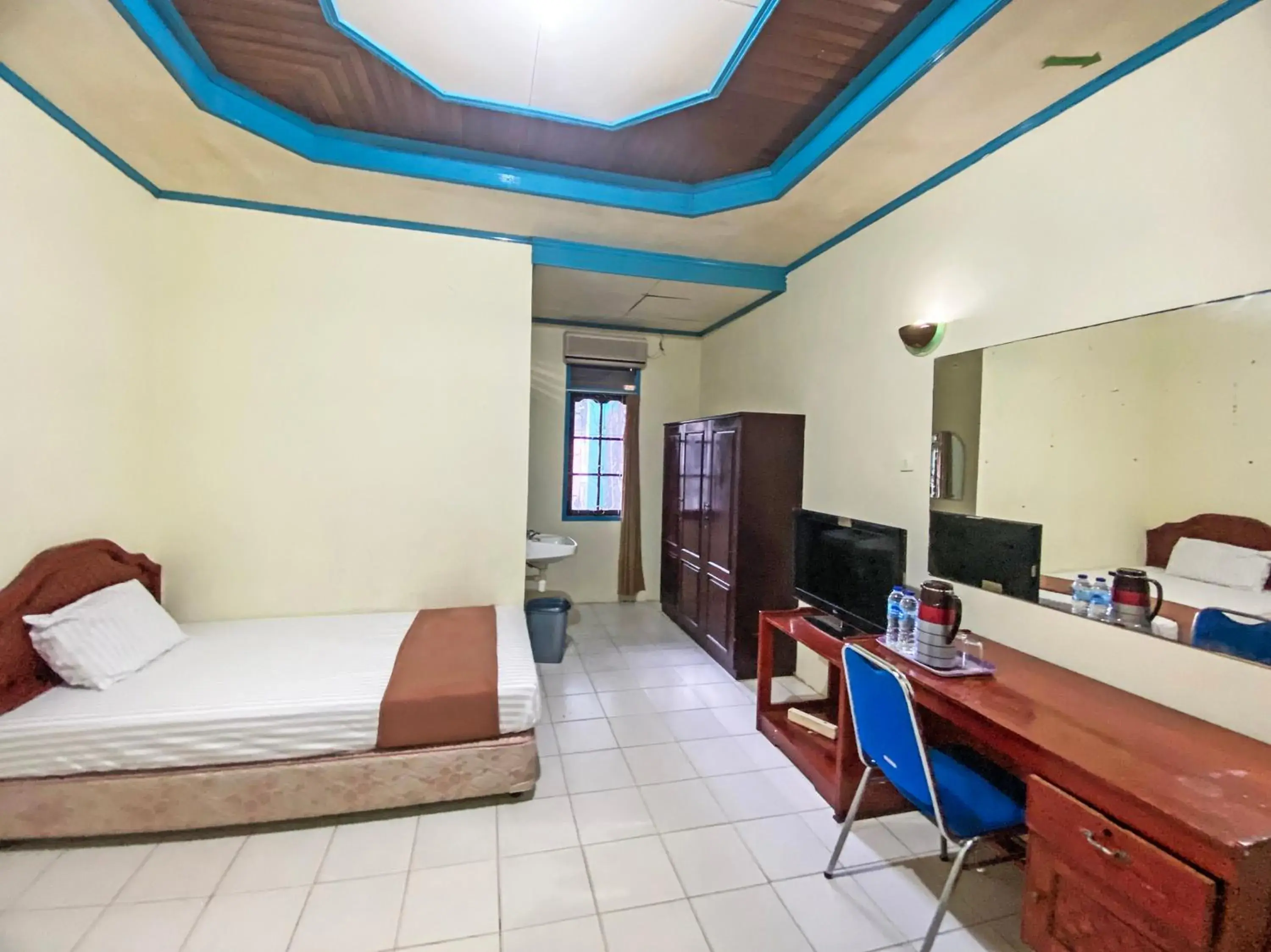 Bedroom in Capital O 91806 Hotel Batu Suli
