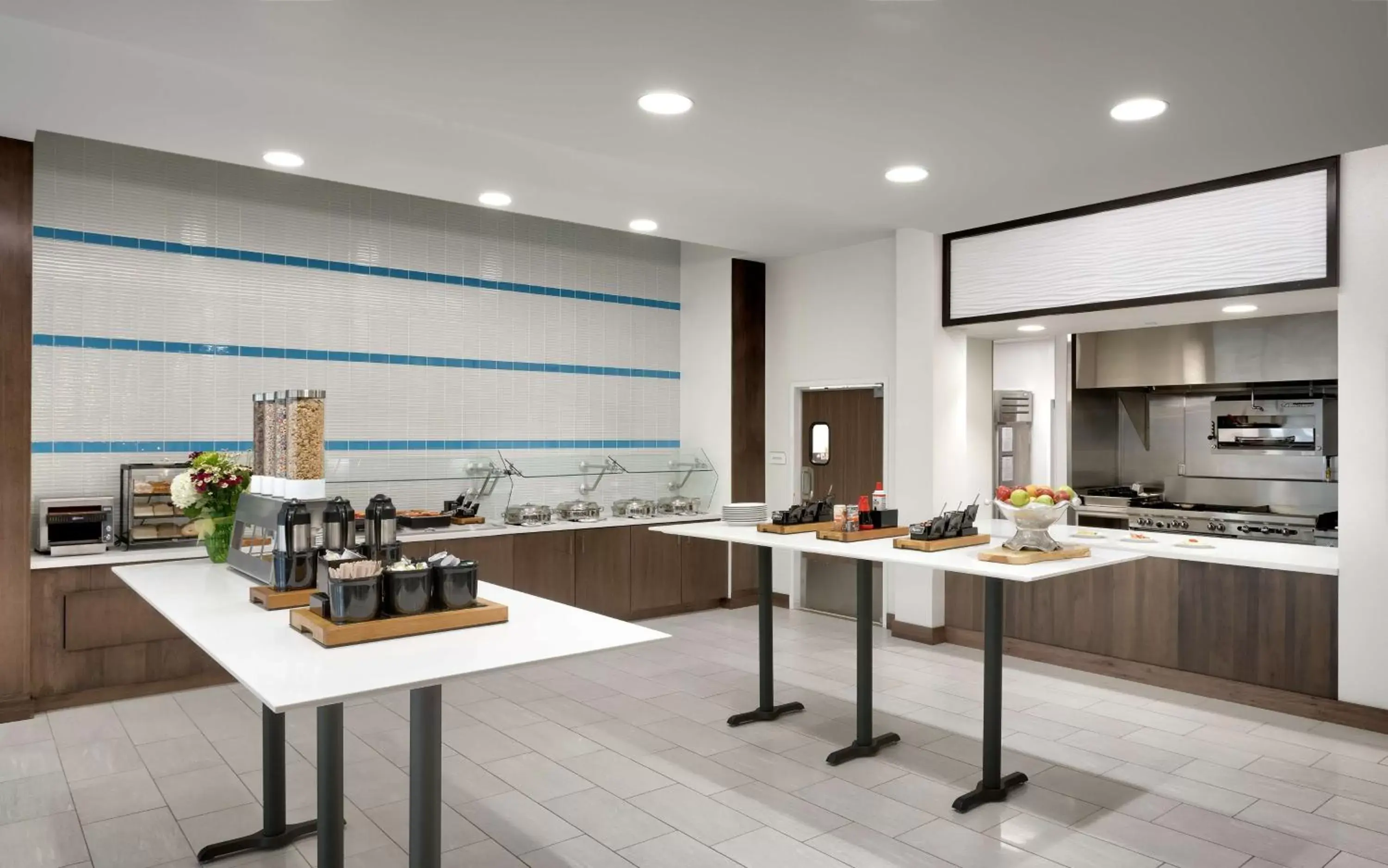 Dining area, Kitchen/Kitchenette in Hilton Garden Inn Lehi