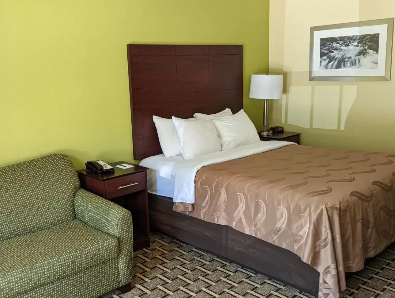 Photo of the whole room, Bed in Quality Inn Cherokee