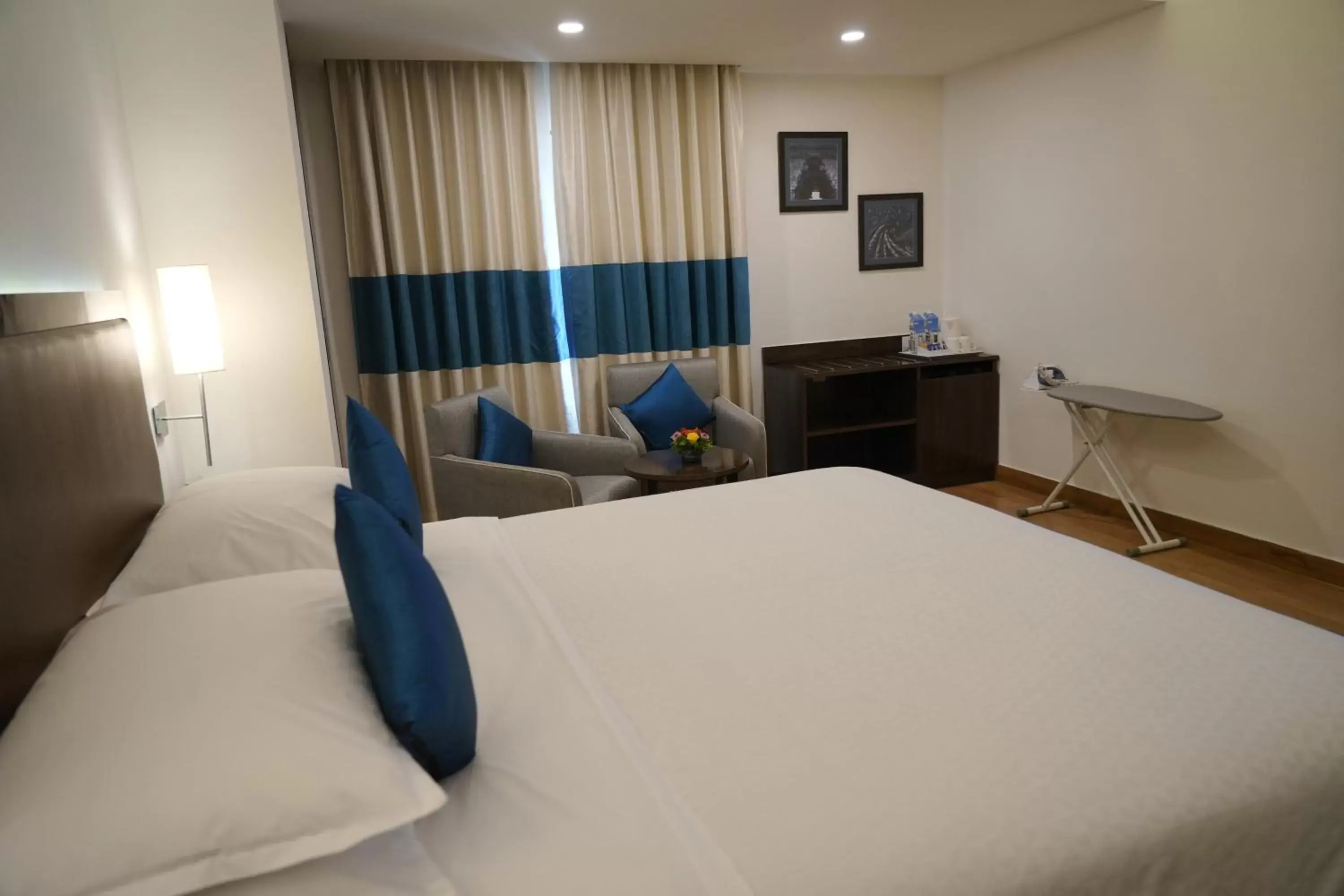Bedroom, Bed in Four Points by Sheraton Vadodara