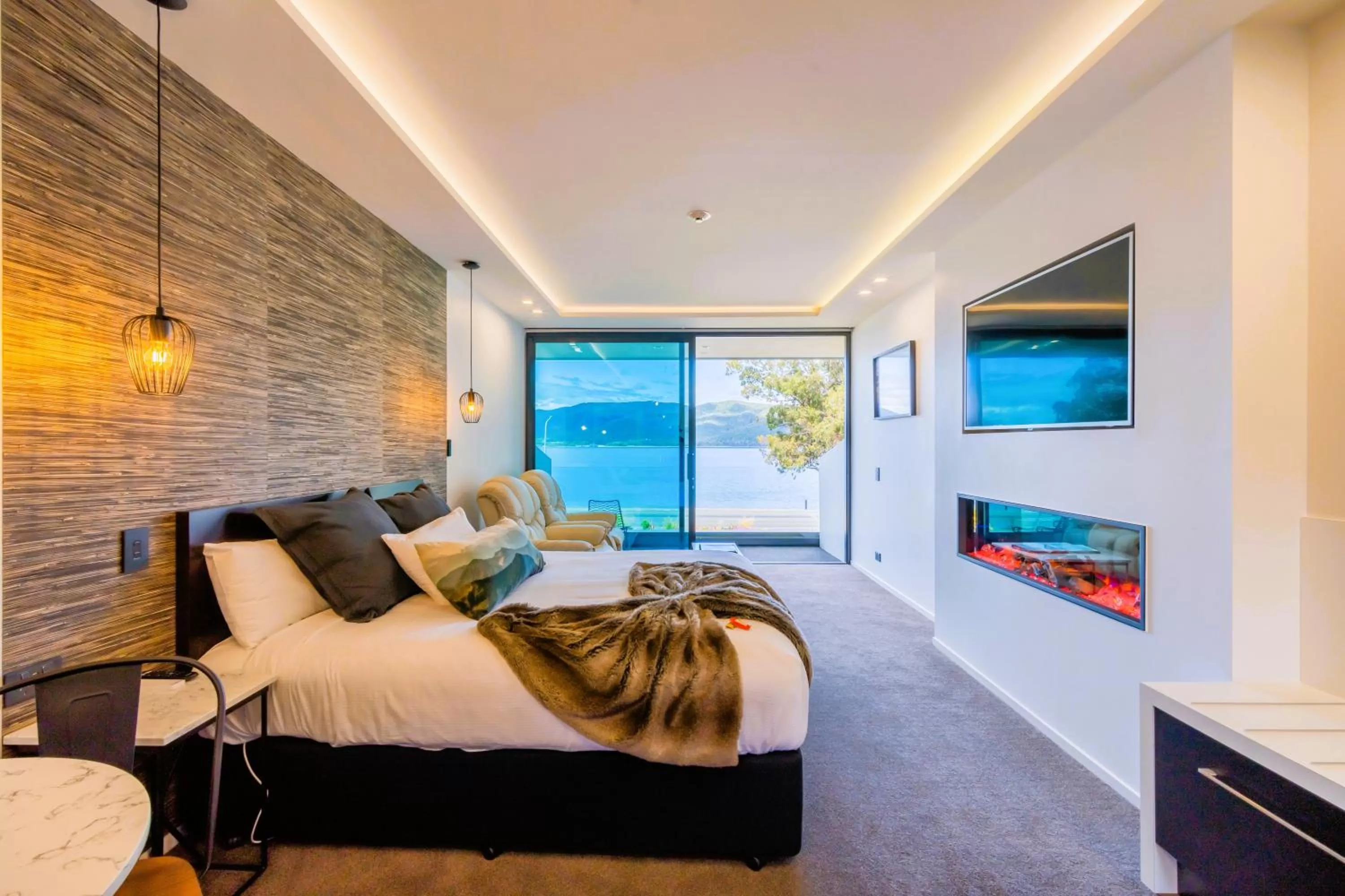 Living room, Bed in Fiordland Lakeview Motel and Apartments