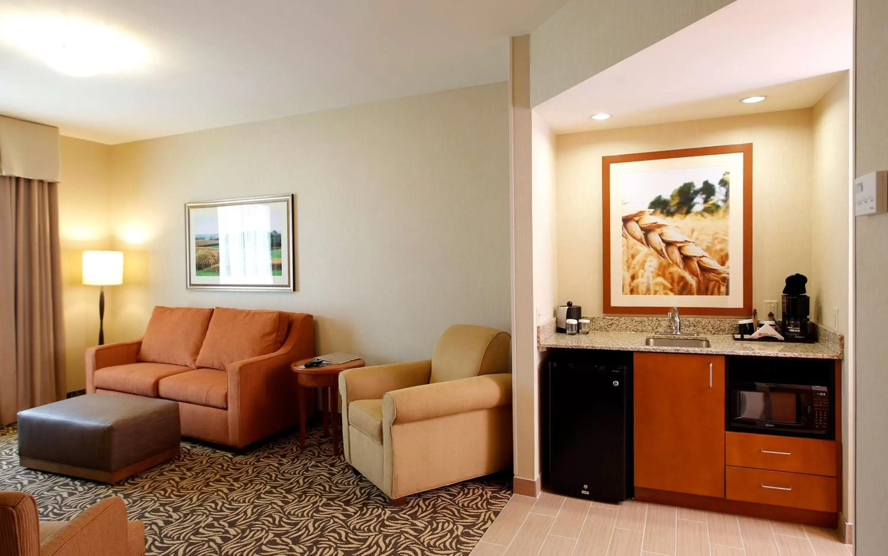 Bed, Seating Area in Hilton Garden Inn Cedar Falls Conference Center