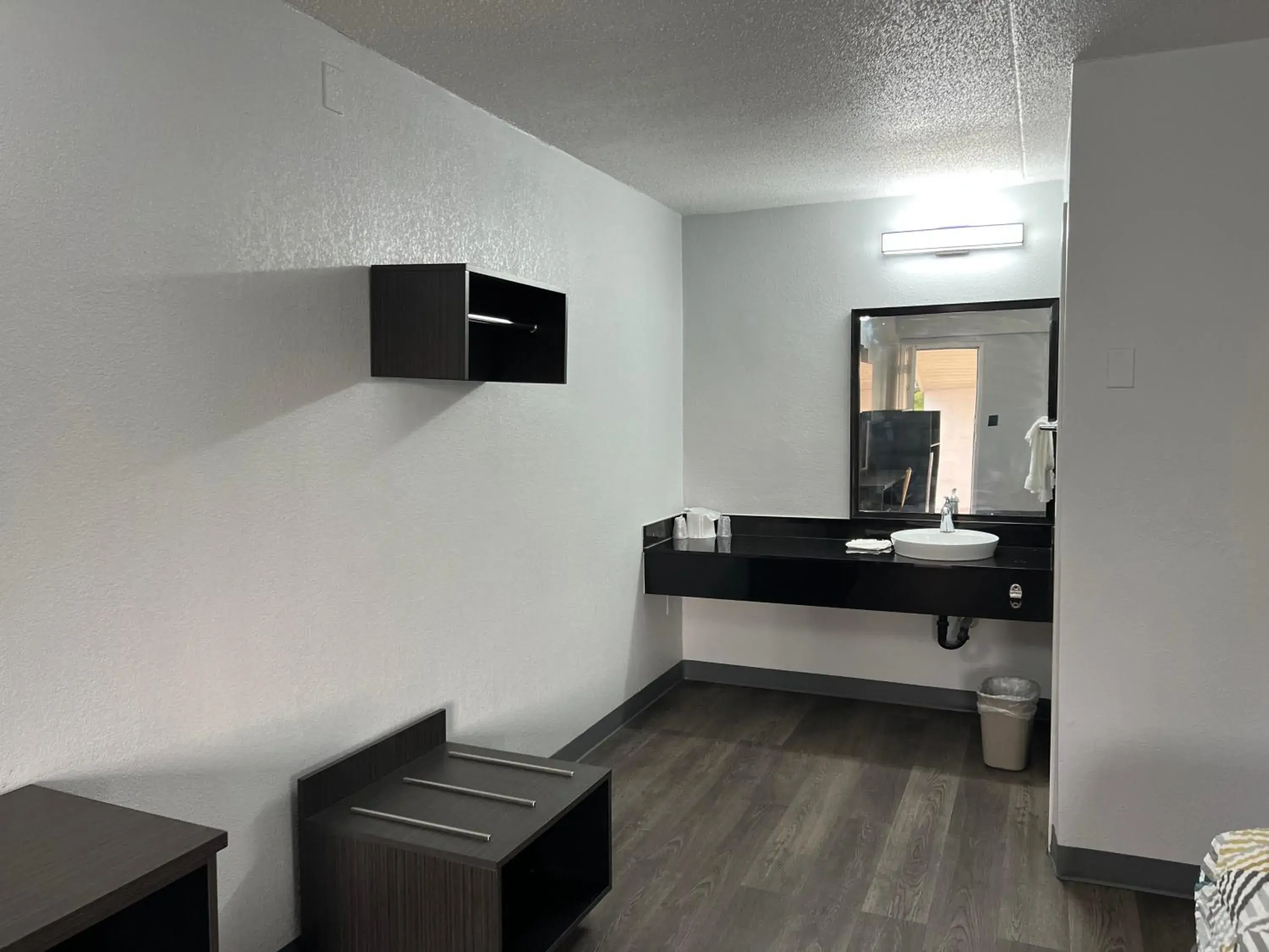 Bathroom, TV/Entertainment Center in Motel 6-Middleburg Heights, OH - Cleveland