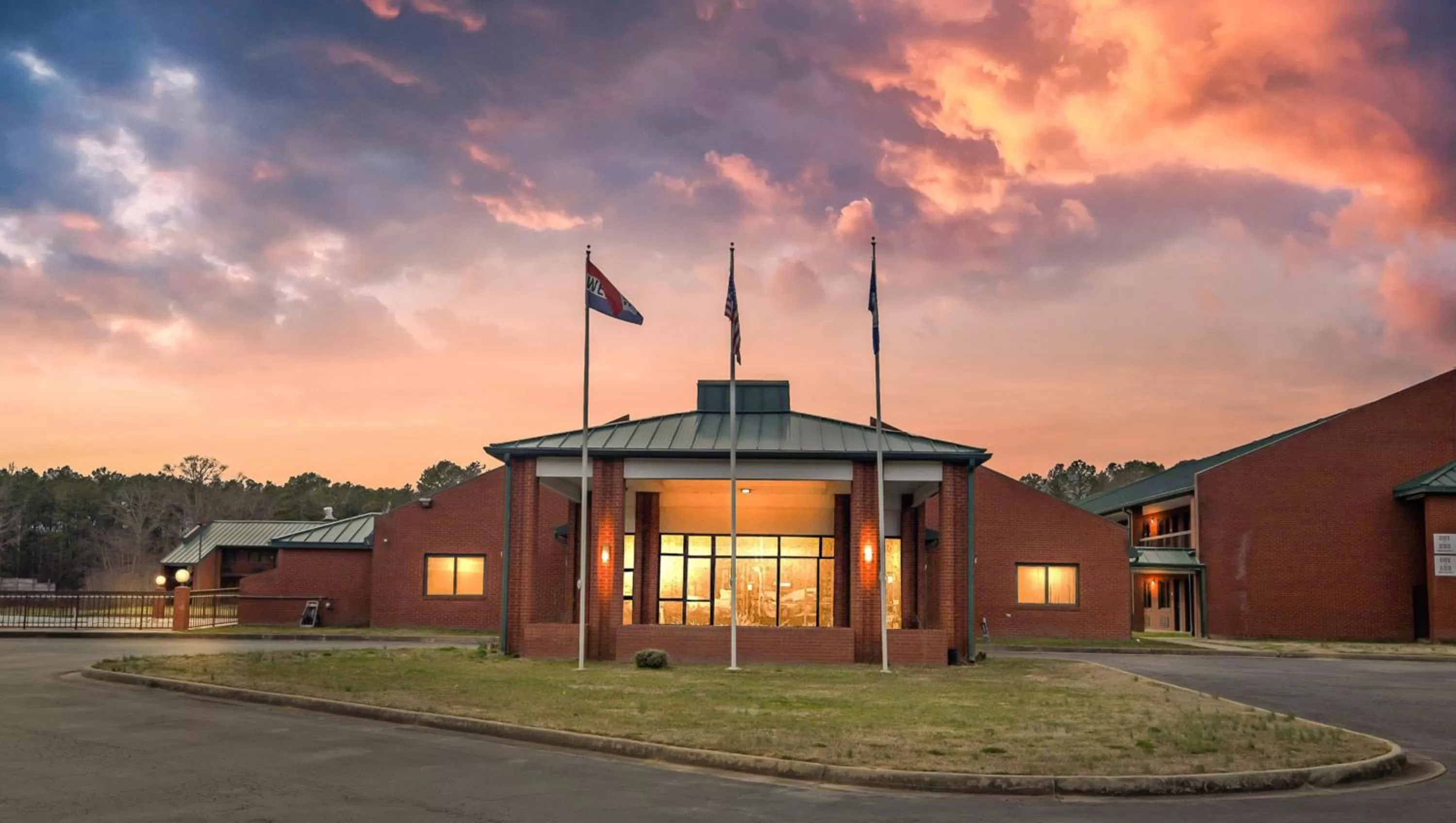 Property building in Studios and Suites 4 Less Emporia