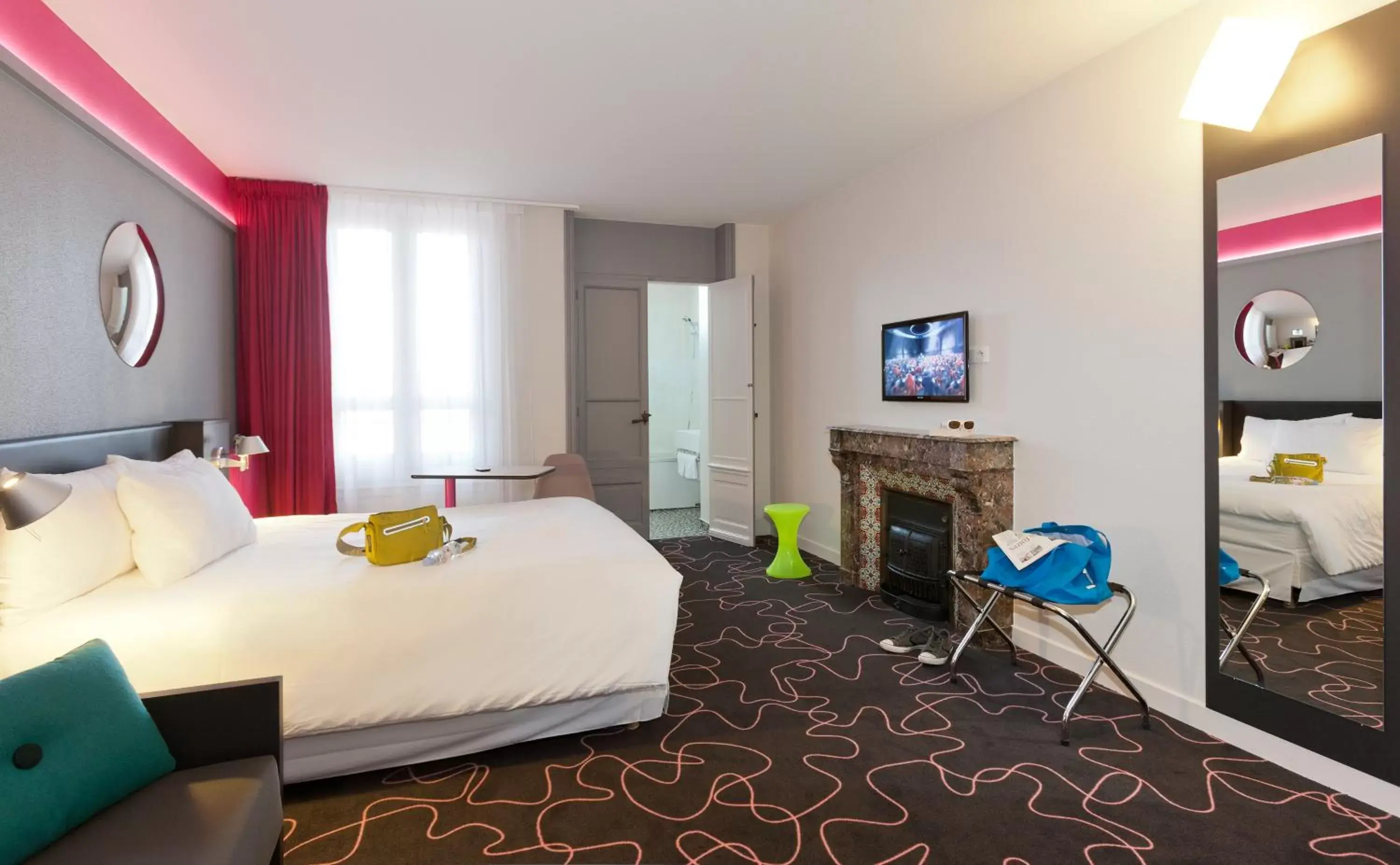 Standard Family Suite with One Double Bed and Sofa in ibis Styles Roanne Centre Gare