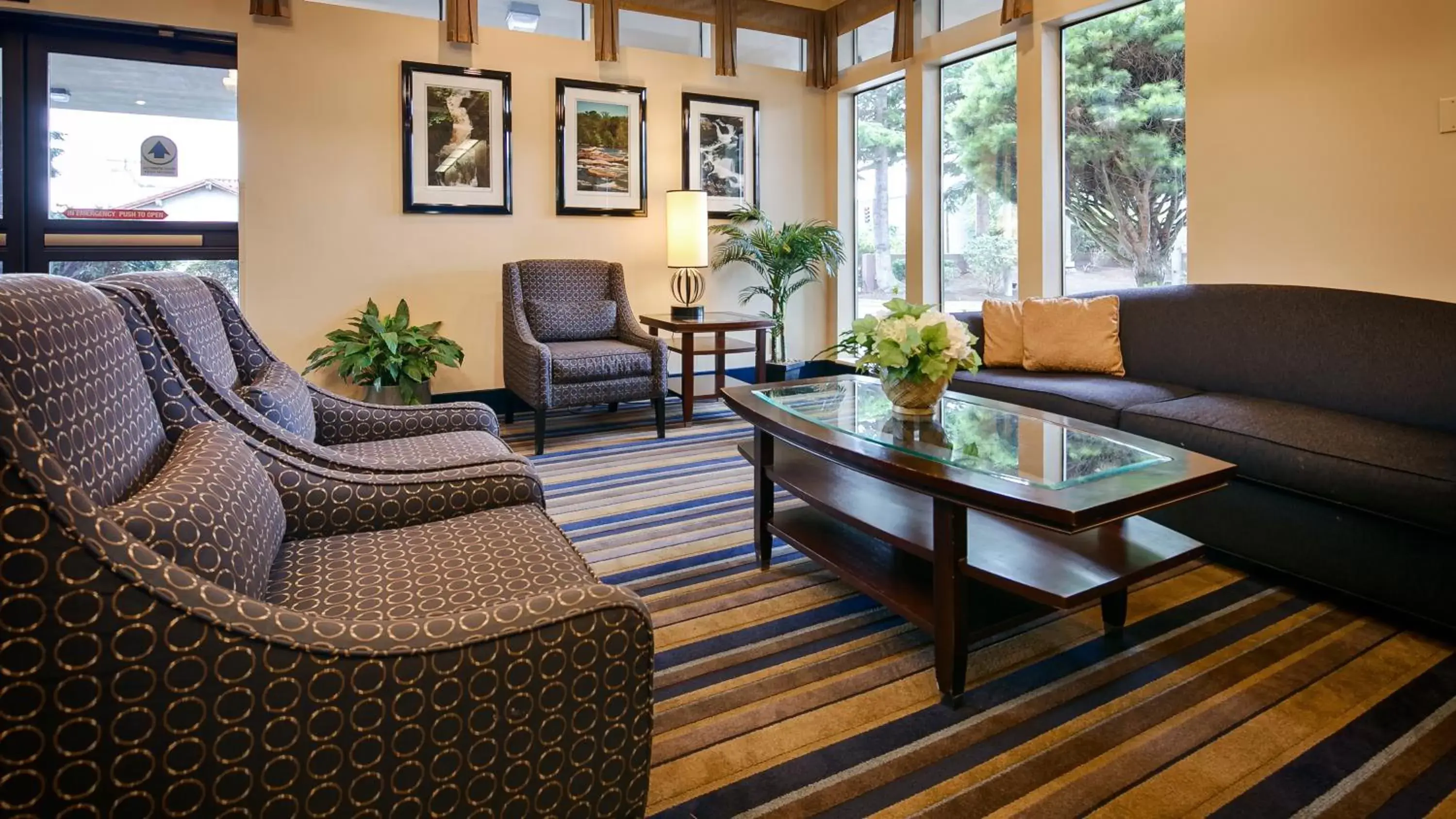 Lobby or reception, Seating Area in Best Western Cascadia Inn