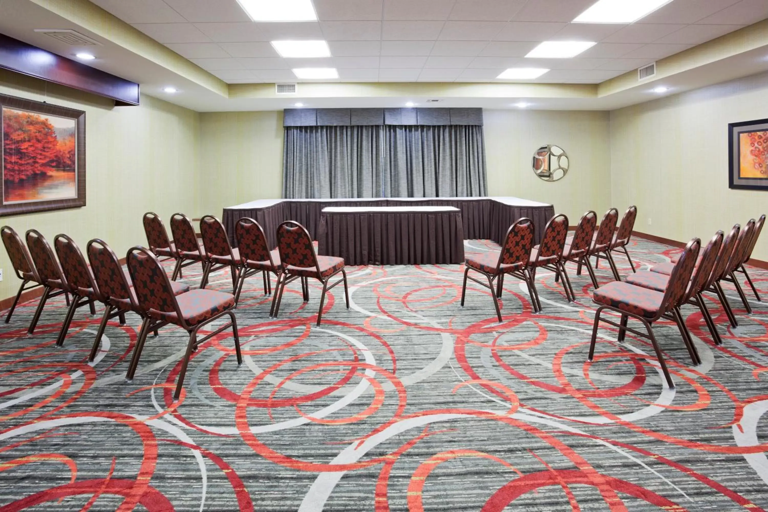Meeting/conference room in Holiday Inn Express & Suites Bloomington West, an IHG Hotel