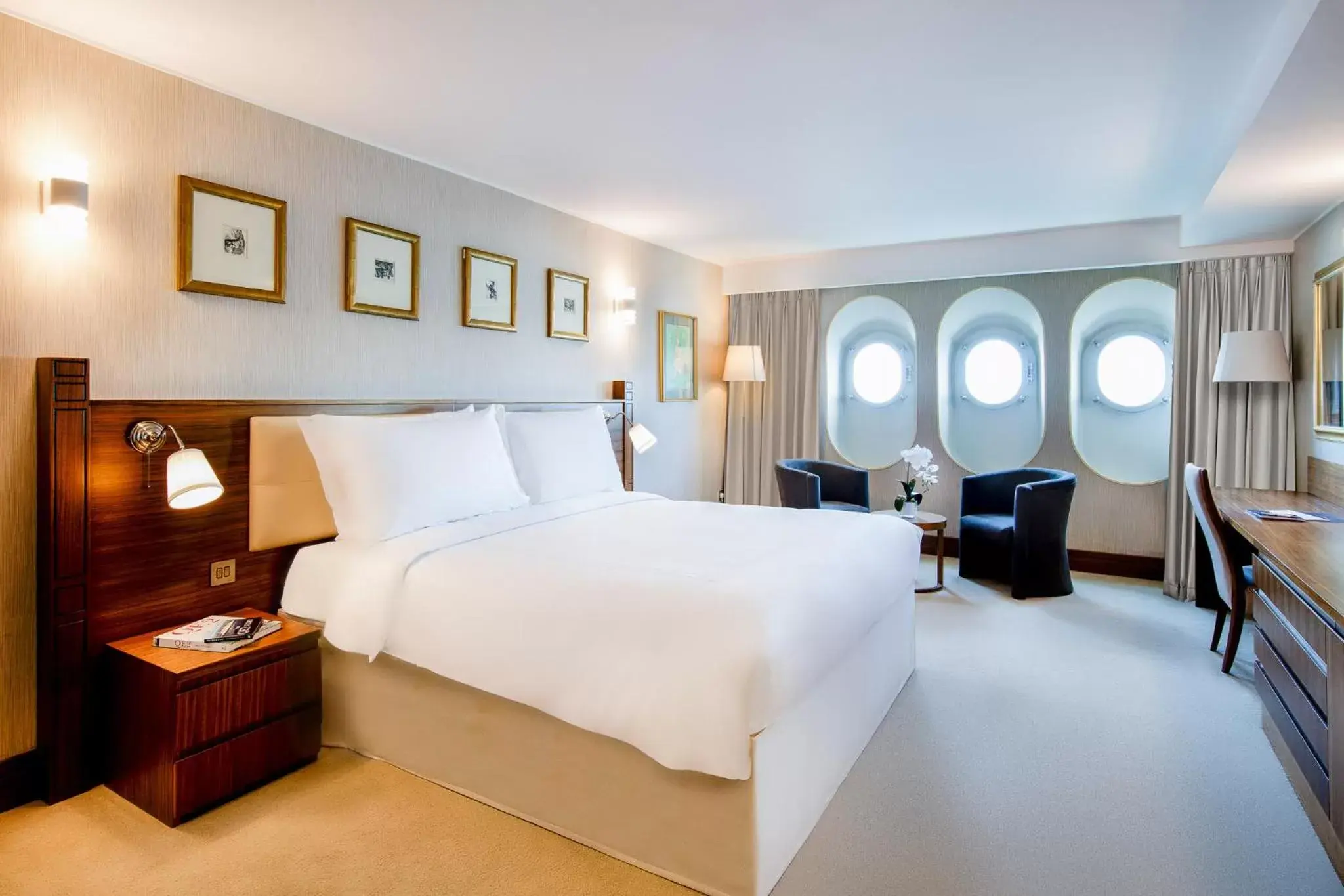 Bedroom, Bed in Queen Elizabeth 2 Hotel