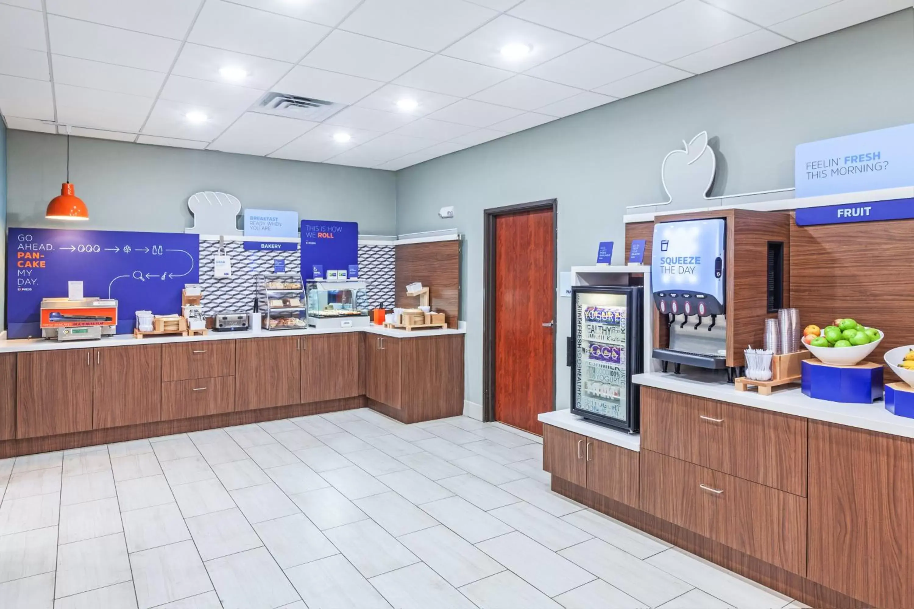 Breakfast, Kitchen/Kitchenette in Holiday Inn Express Sealy, an IHG Hotel