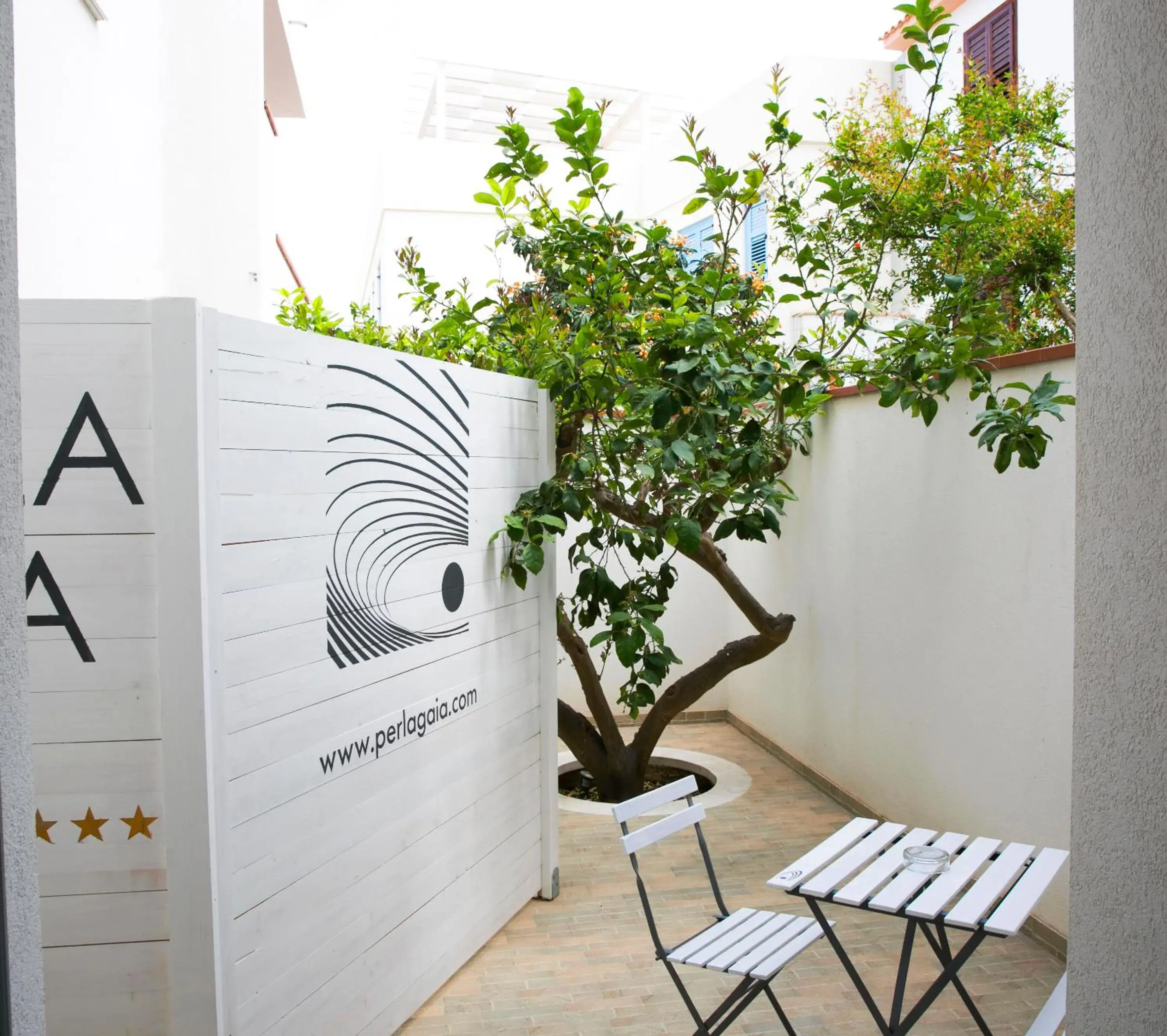 Patio, Facade/Entrance in Hotel Perla Gaia