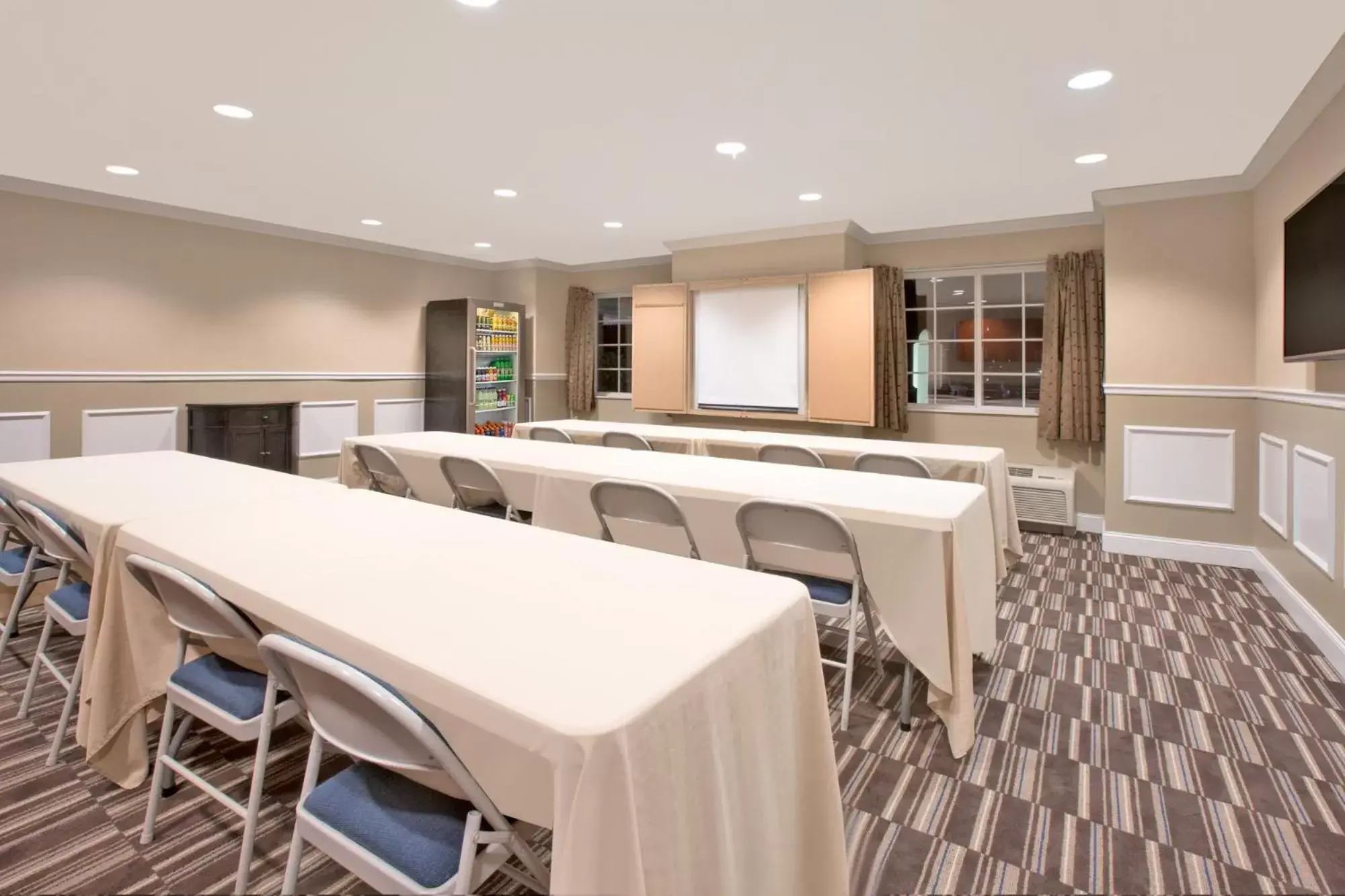 Area and facilities, Business Area/Conference Room in Microtel Inn & Suites by Wyndham Gardendale