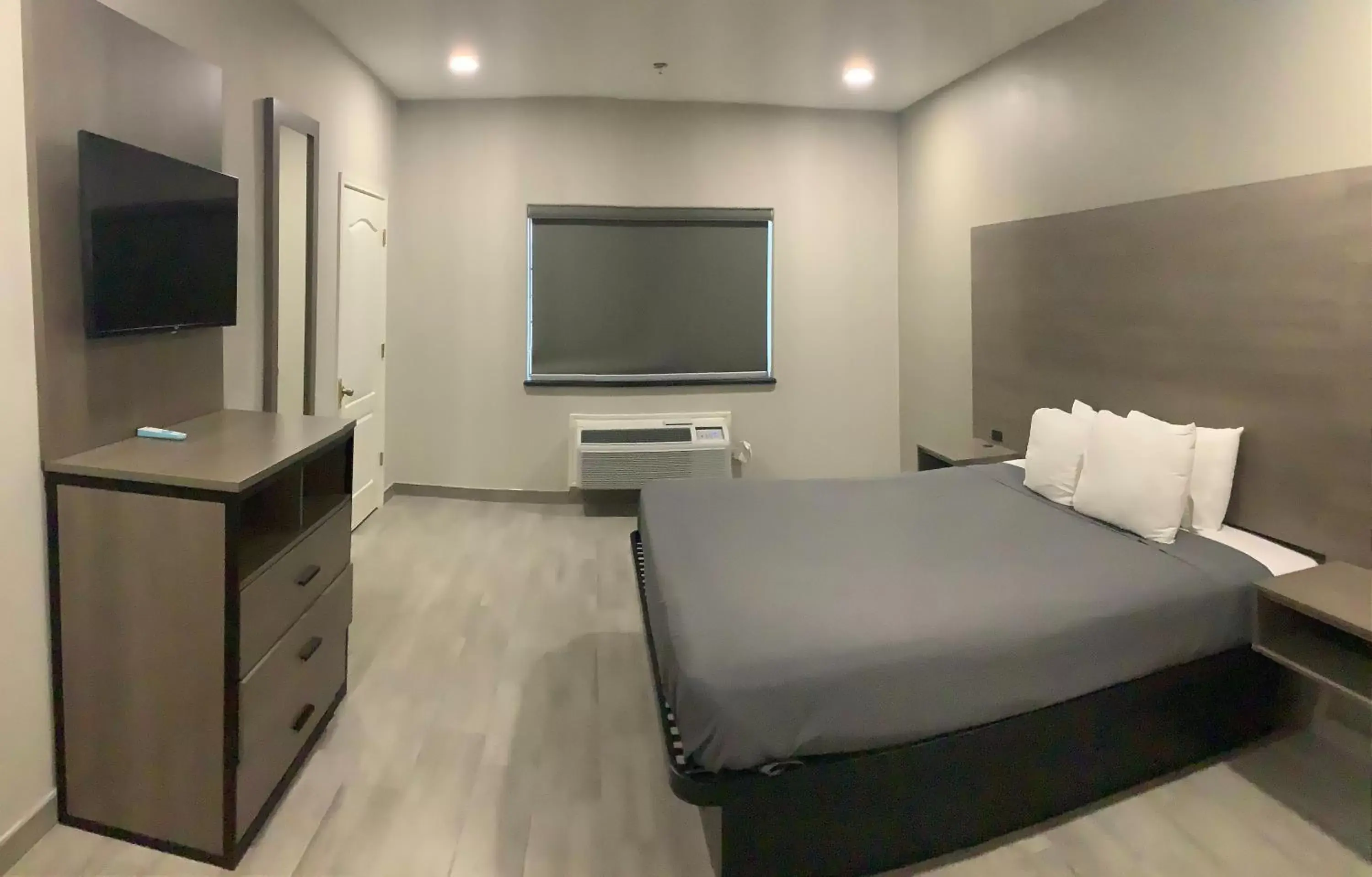 Bedroom, TV/Entertainment Center in Americas Best Value Inn & Suites San Benito