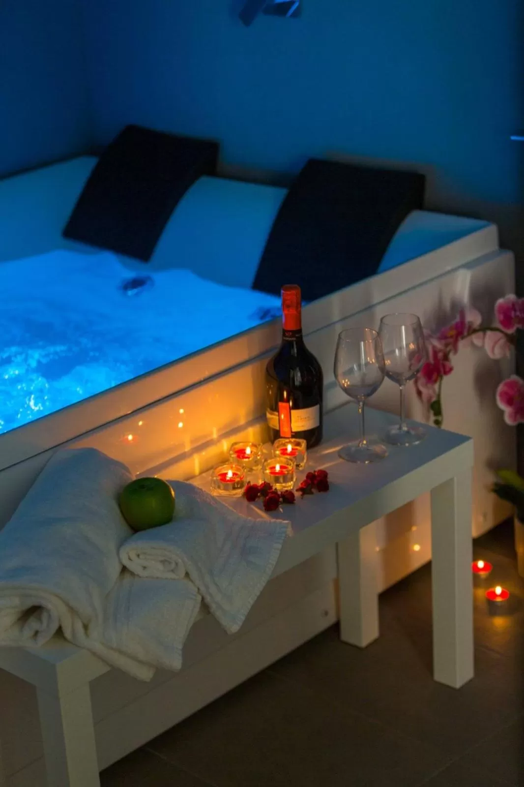 Hot Tub, Bed in ETNEA 208 LUXURY JACUZZI SUITE Catania