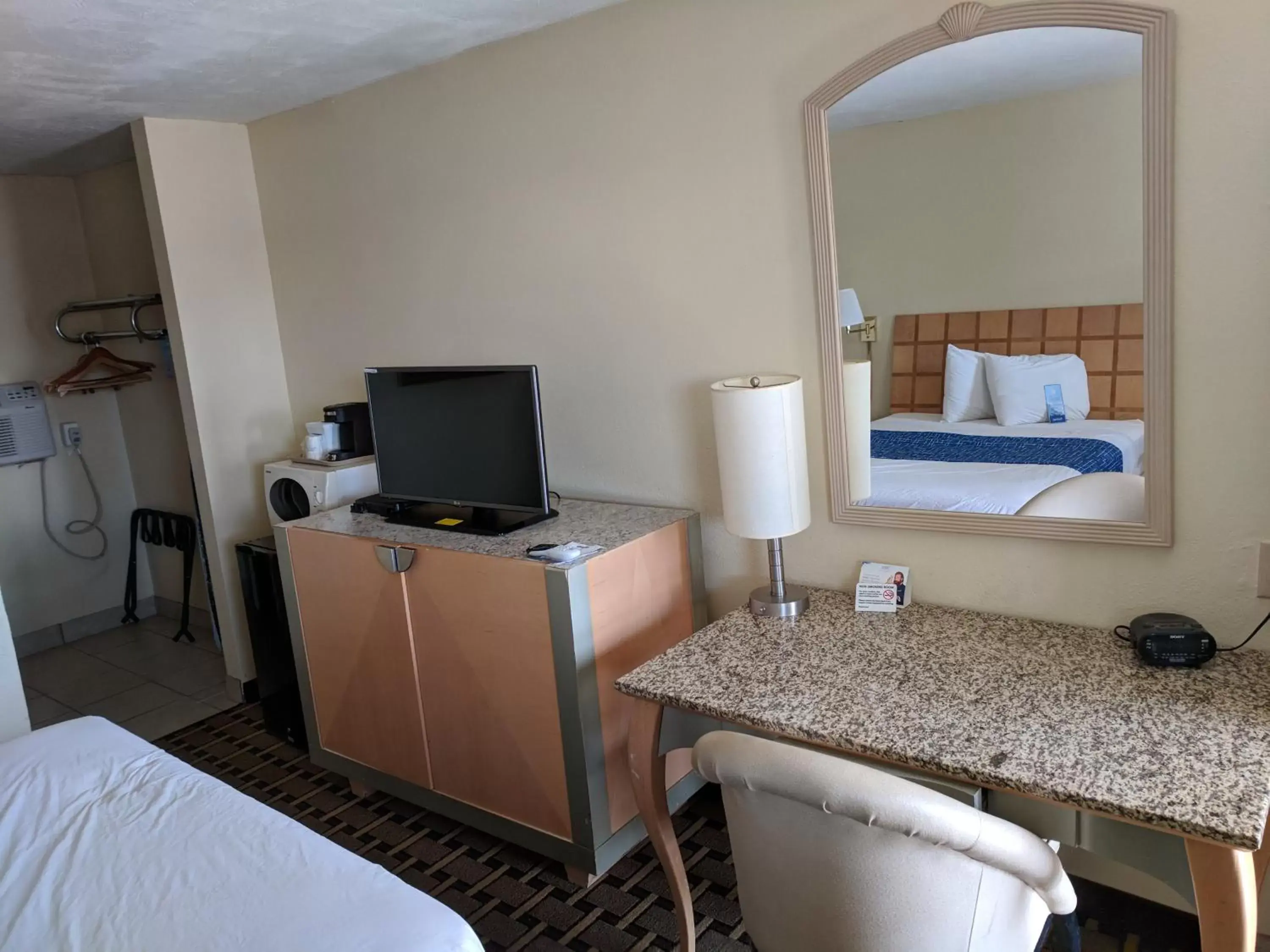 Photo of the whole room, TV/Entertainment Center in Travelodge by Wyndham Clovis