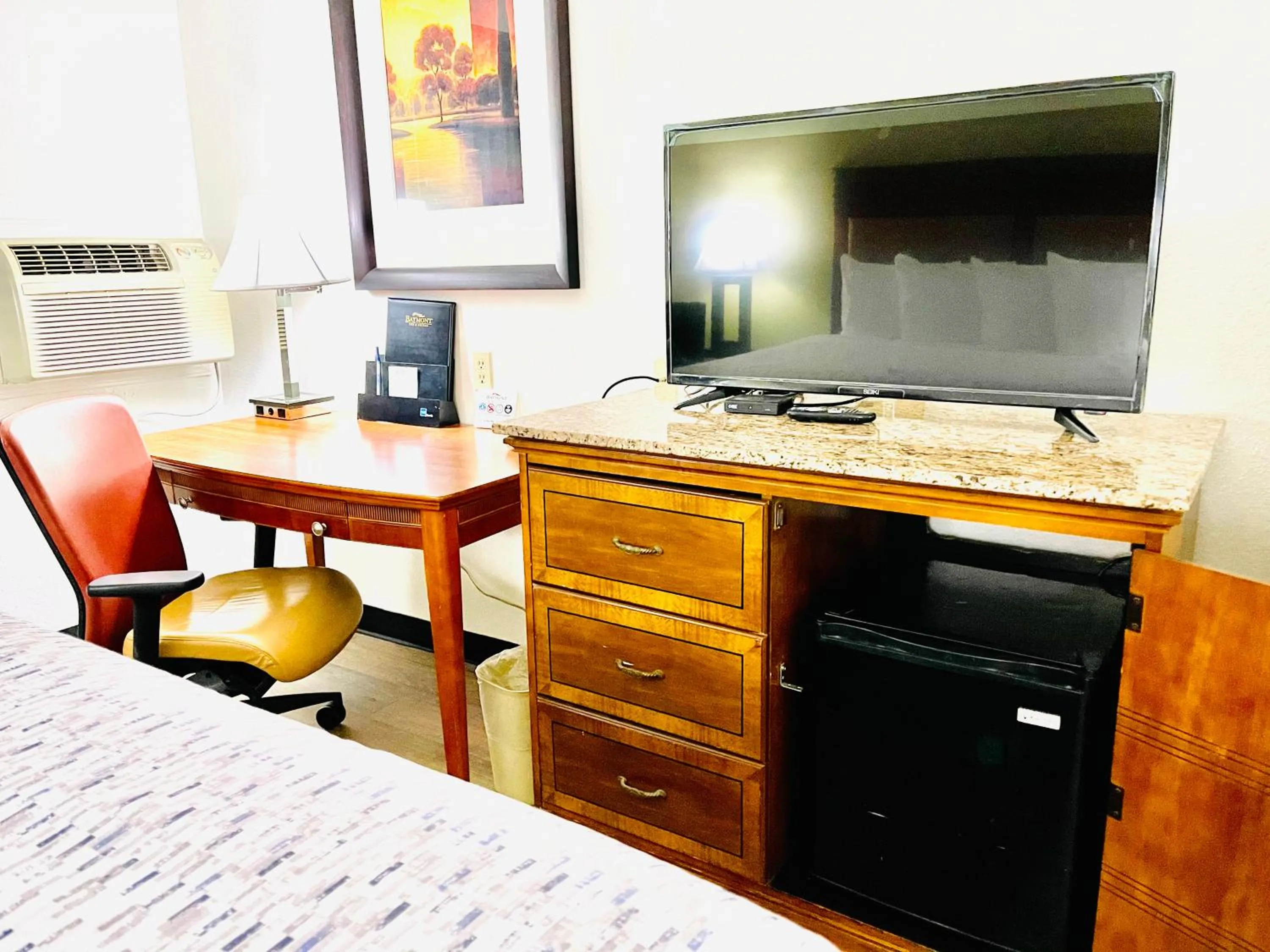 Communal lounge/ TV room in Baymont by Wyndham Hutchinson