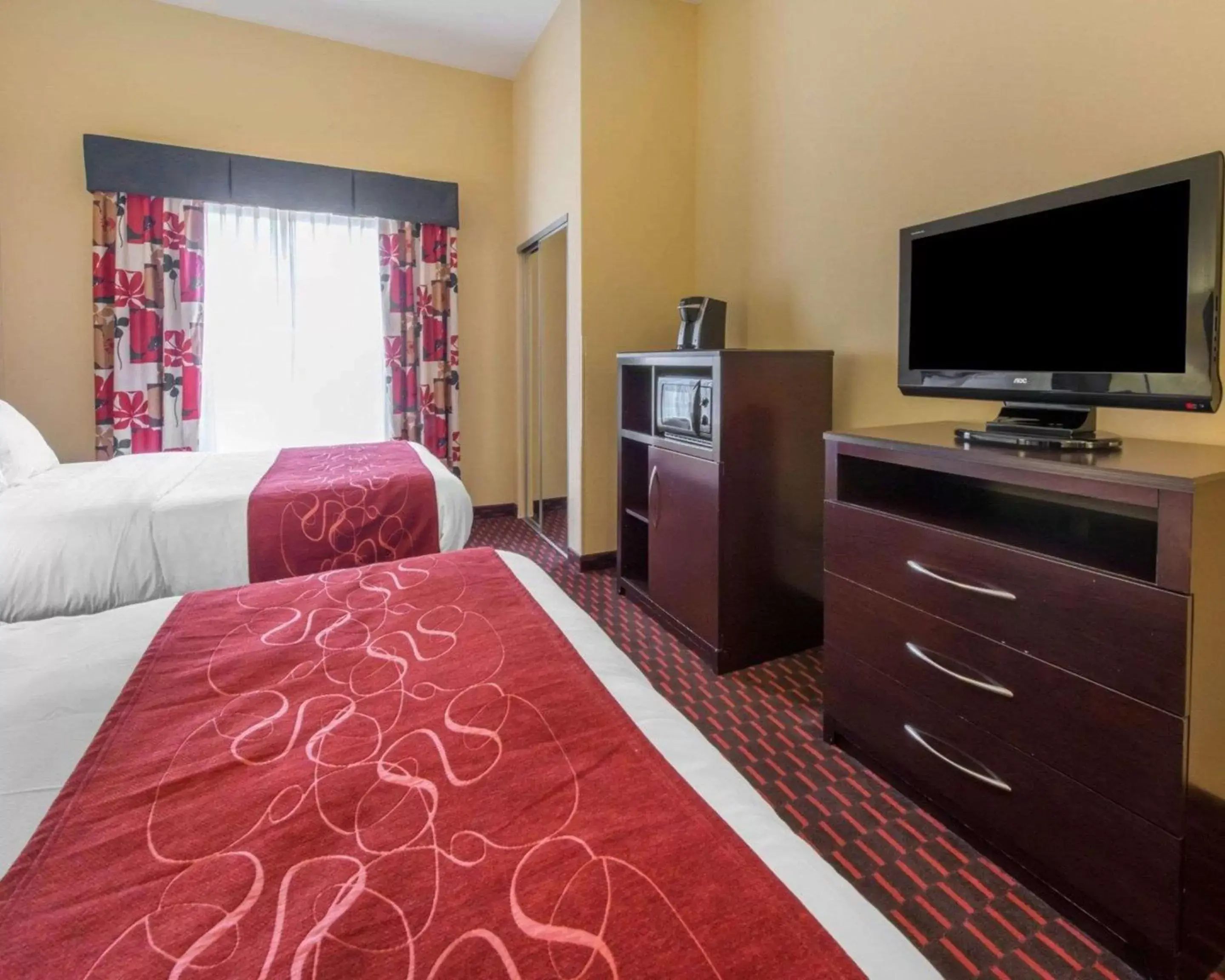 Photo of the whole room, Bed in Comfort Suites Altoona