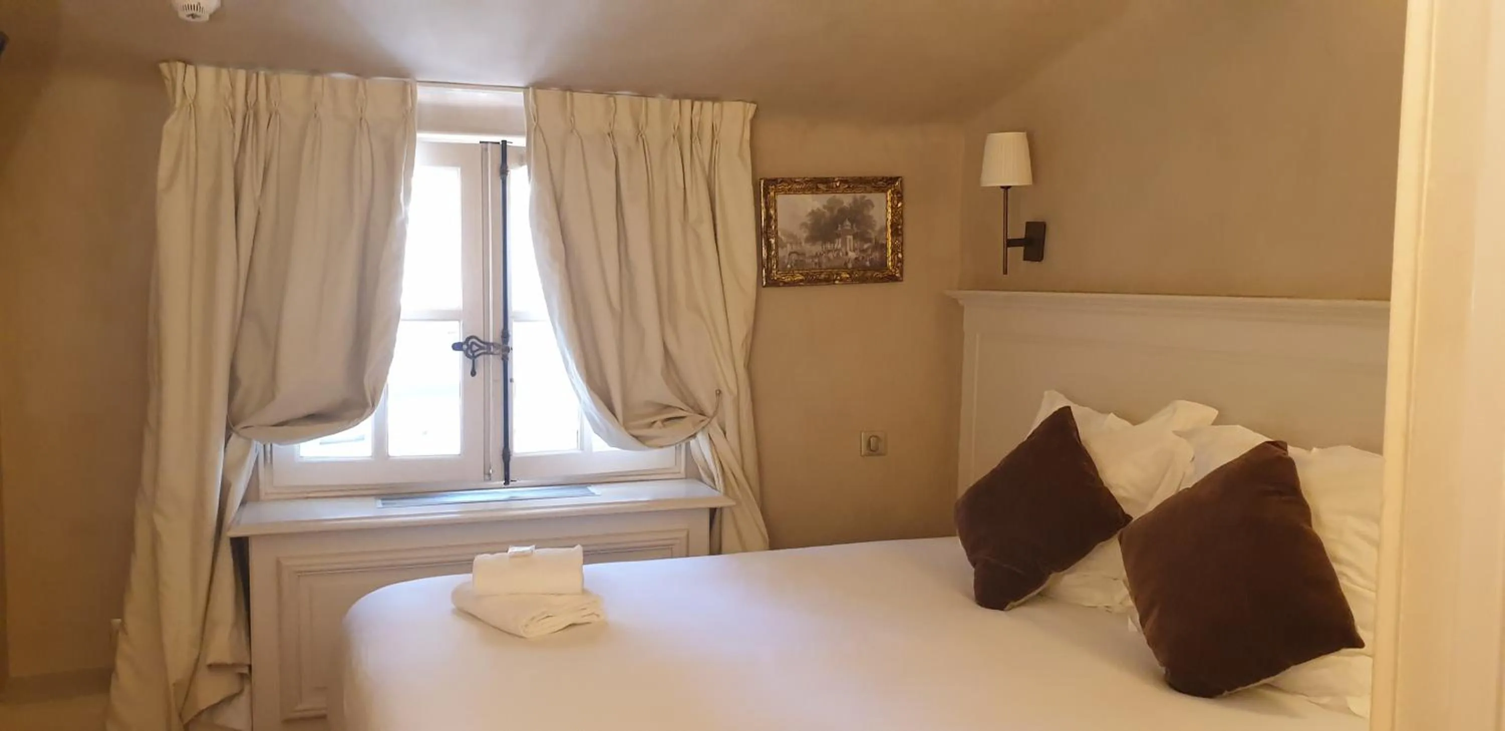 Bed in Les Quatre Dauphins