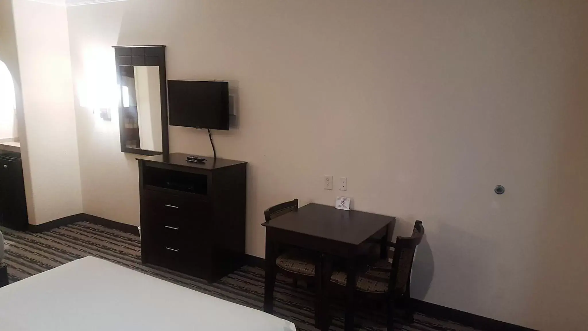 Photo of the whole room, TV/Entertainment Center in Red Roof Inn & Suites Houston – Humble/IAH Airport