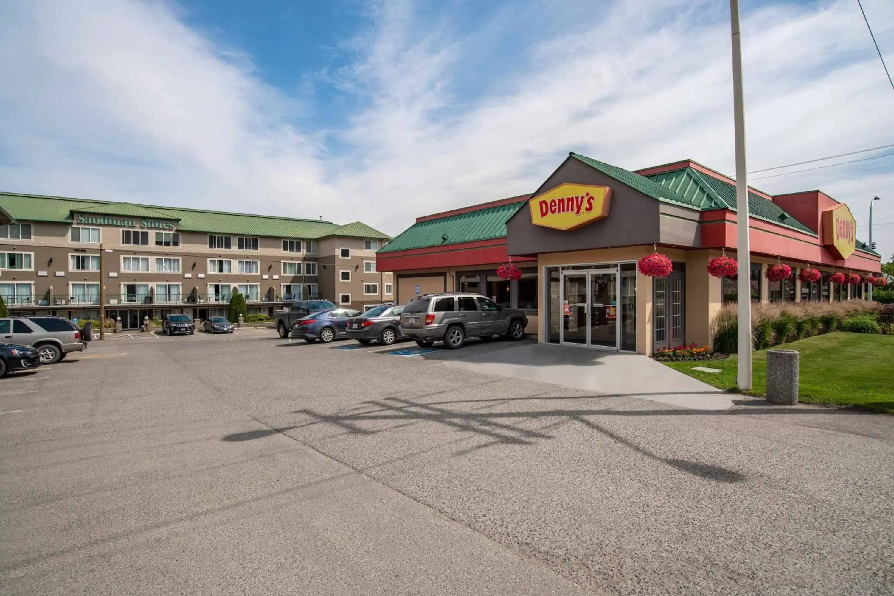 Restaurant/places to eat, Property Building in Sandman Inn Kamloops