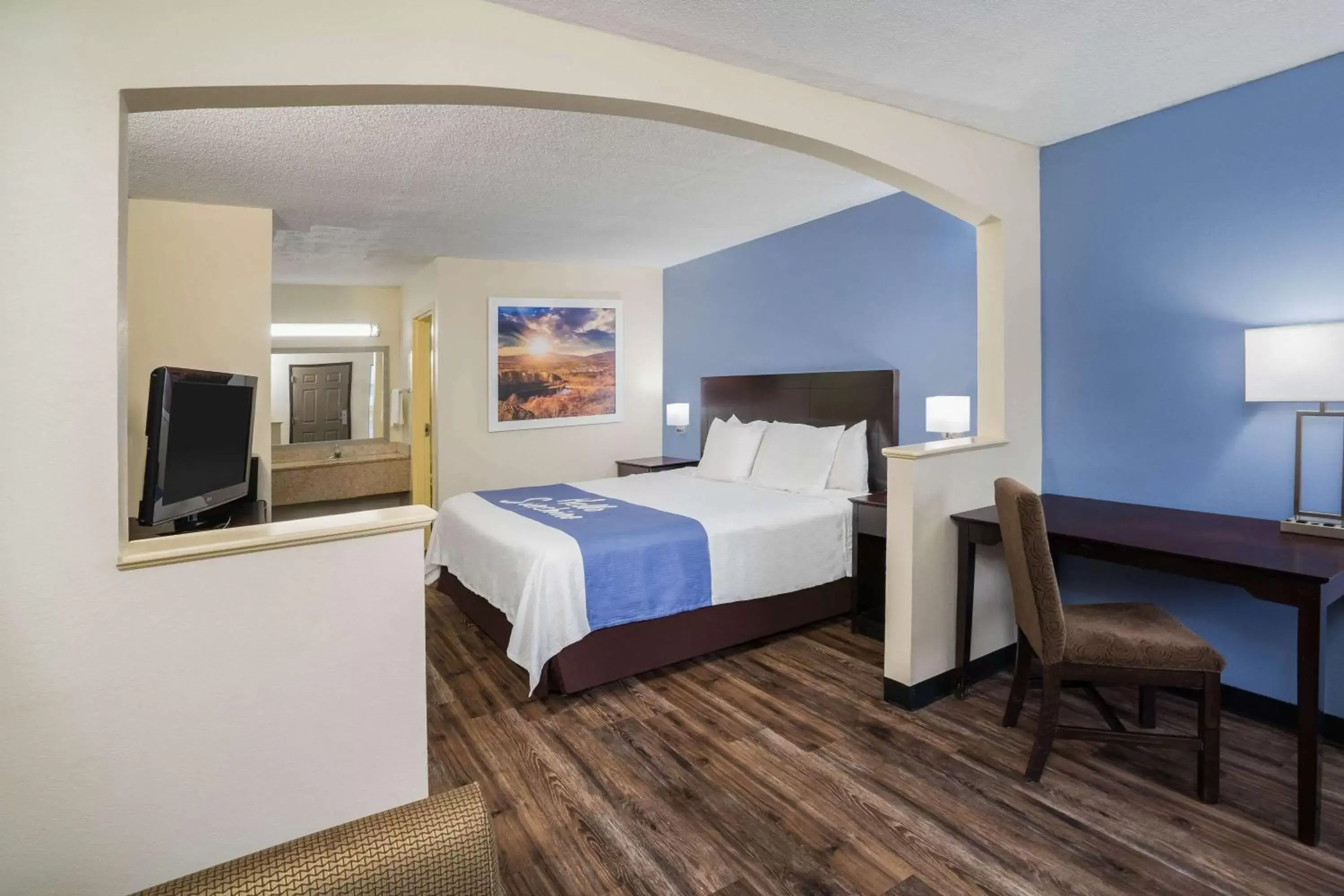 Photo of the whole room, Bed in Days Inn by Wyndham Clarksville North EXIT 4