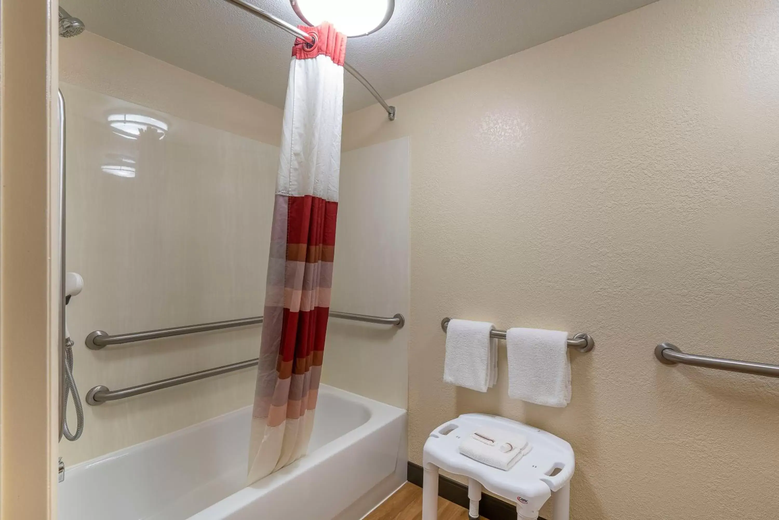 Bathroom in Red Roof Inn Cleveland Airport - Middleburg Heights