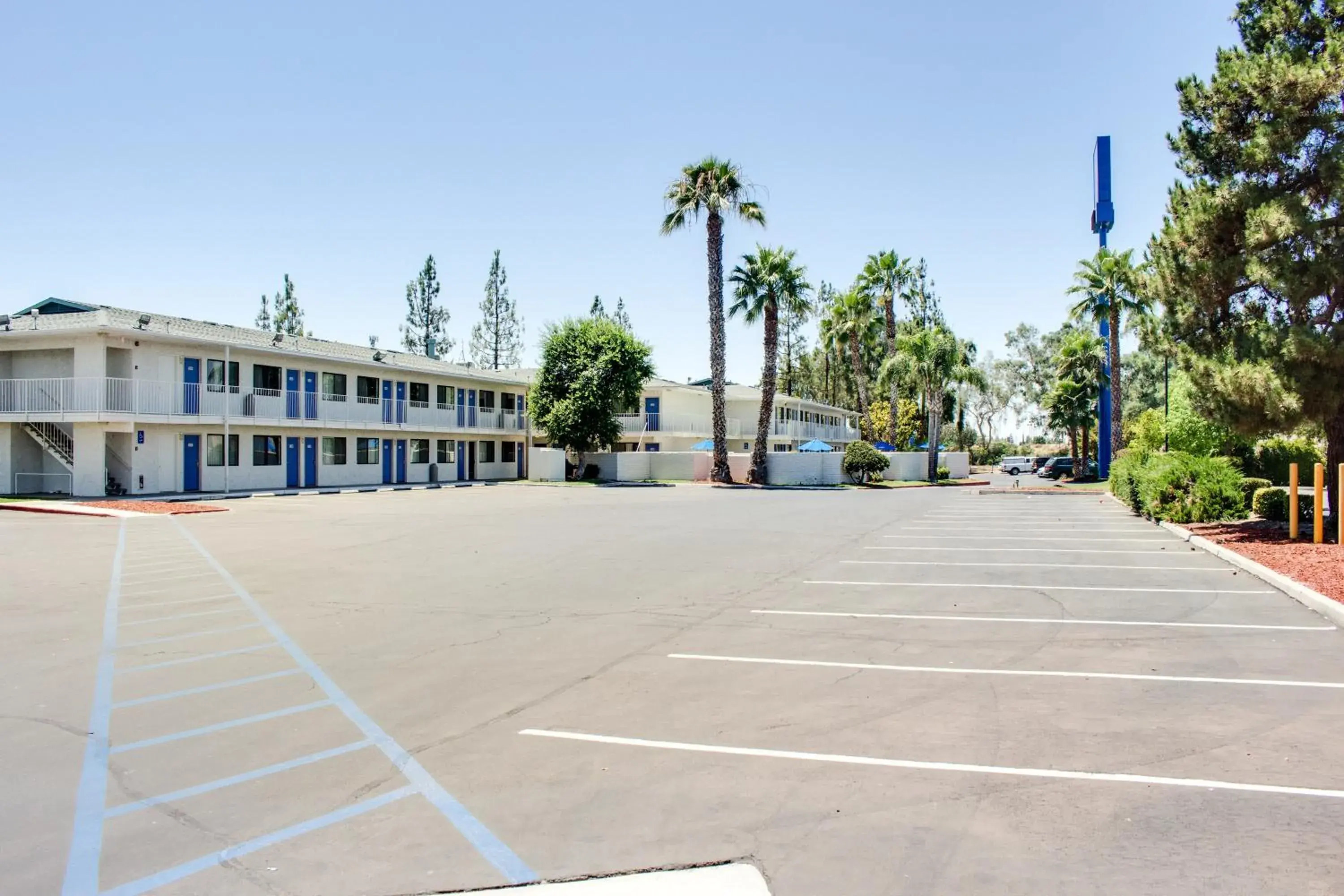 Facade/entrance, Tennis/Squash in Motel 6-Bakersfield, CA - South