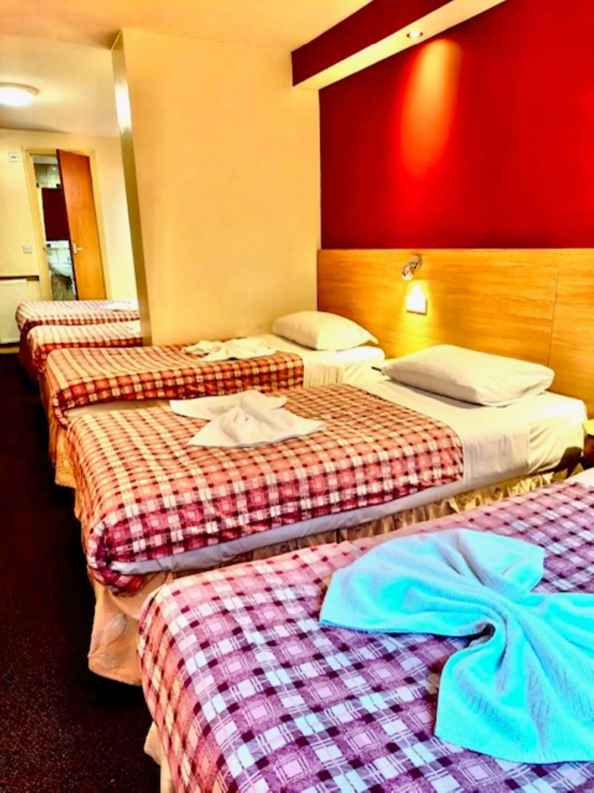 Bedroom, Bed in Carlton Hotel