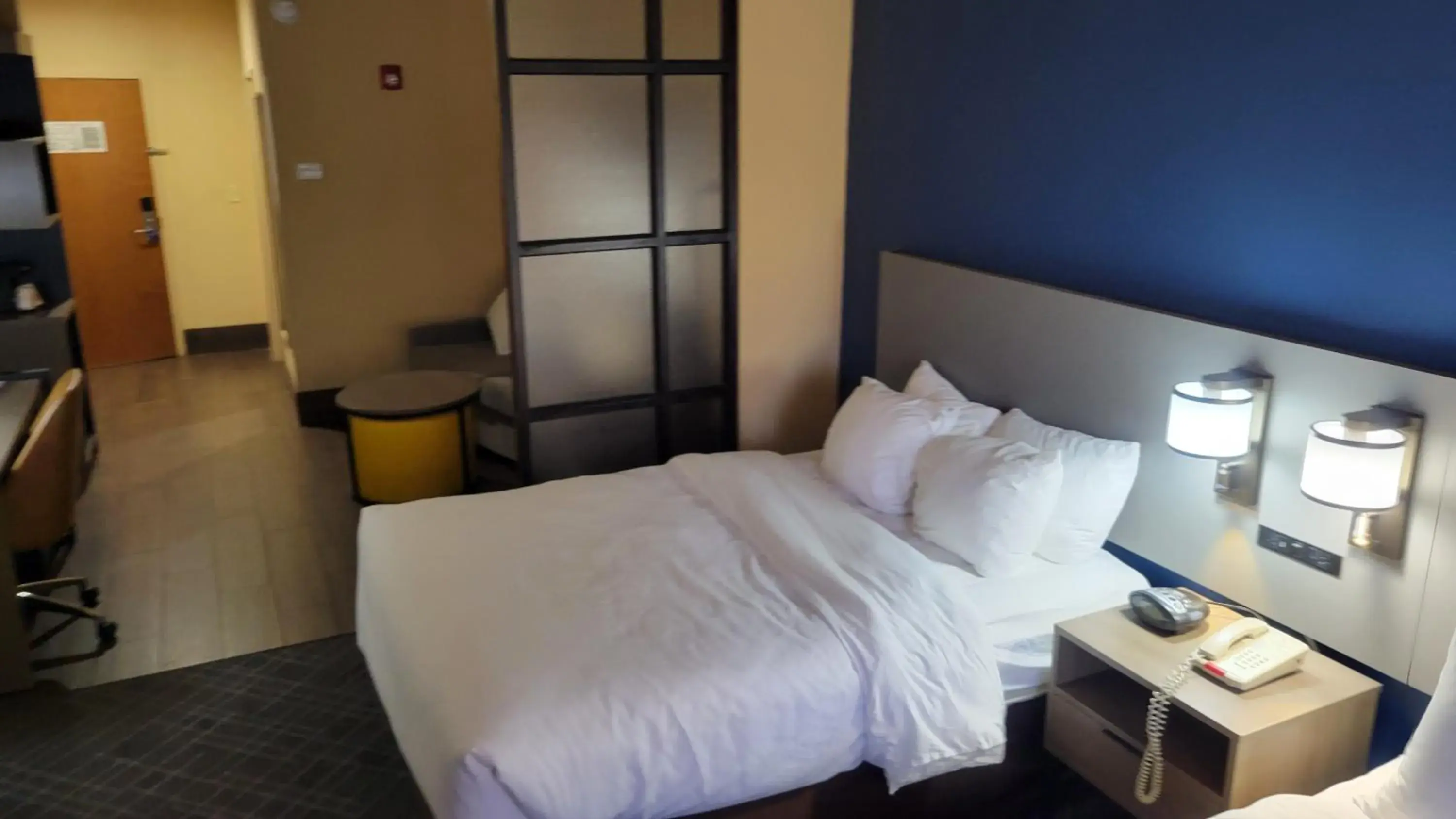 Photo of the whole room, Bed in Comfort Suites Macon