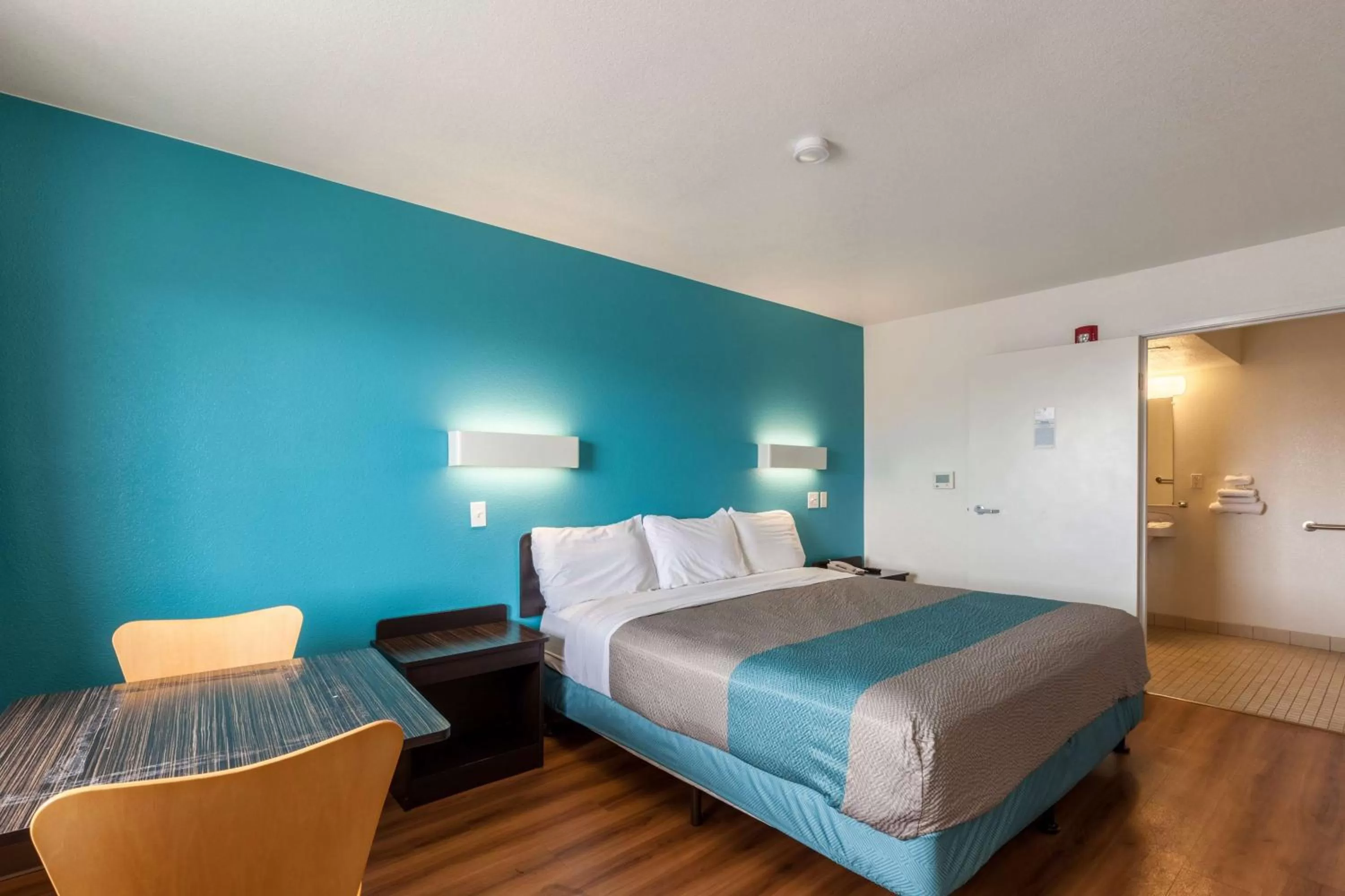 King Room with Roll-In Shower - Disability Access in Motel 6-Webster, TX - Houston - Nasa Lake