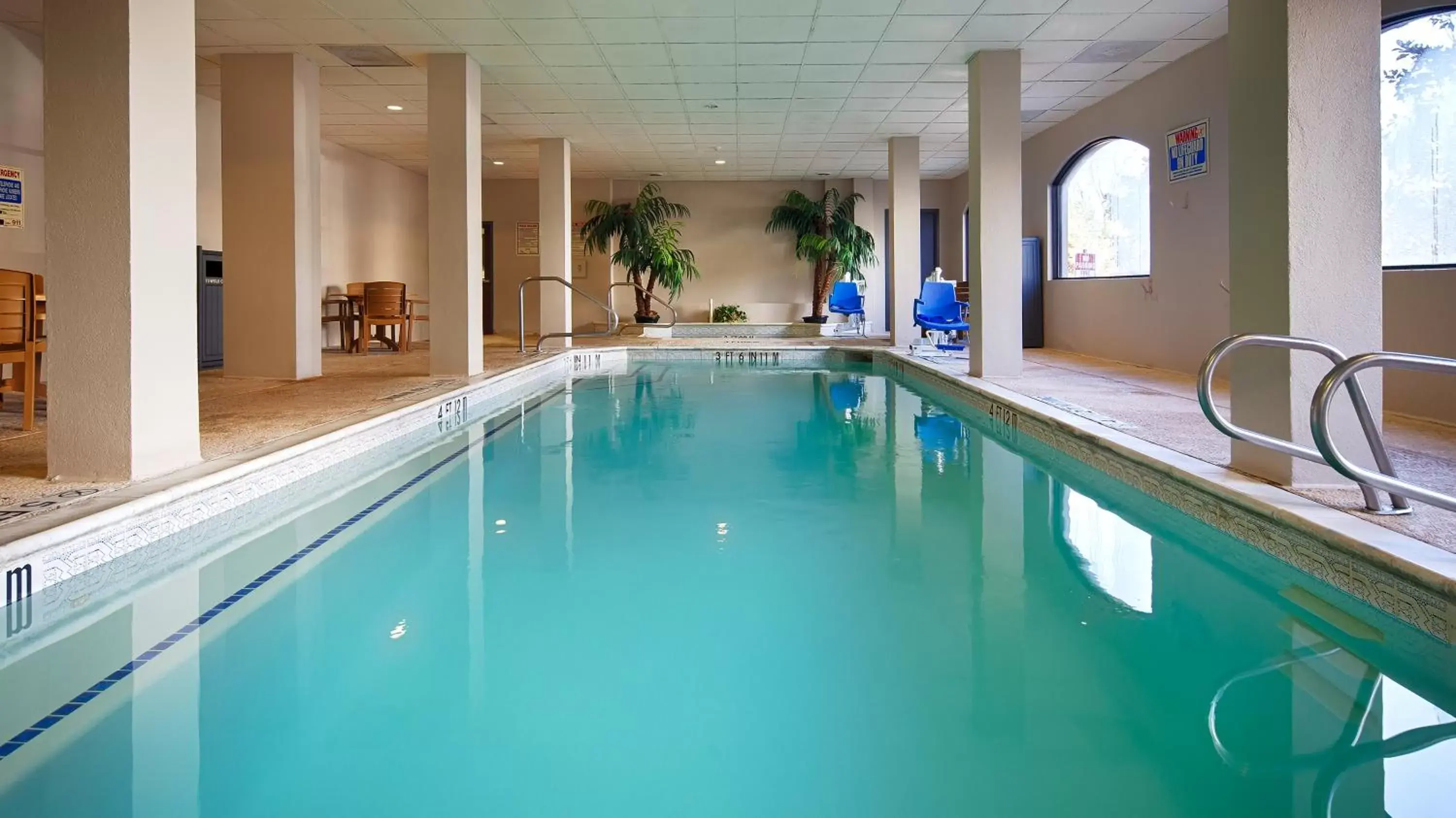 Hot Tub, Swimming Pool in SureStay Plus Hotel by Best Western Houston Medical Center