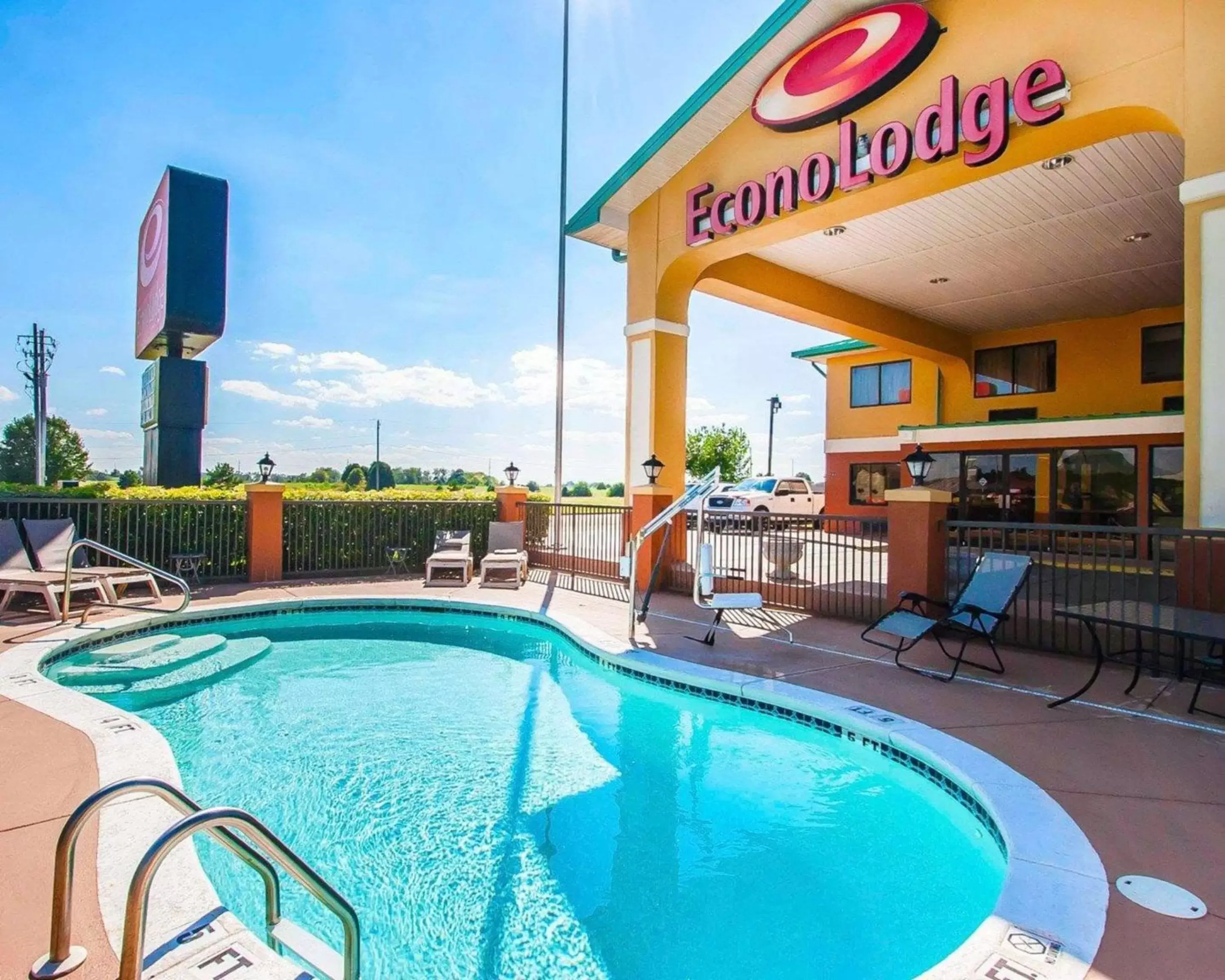 On site, Swimming Pool in Econo Lodge - Prattville