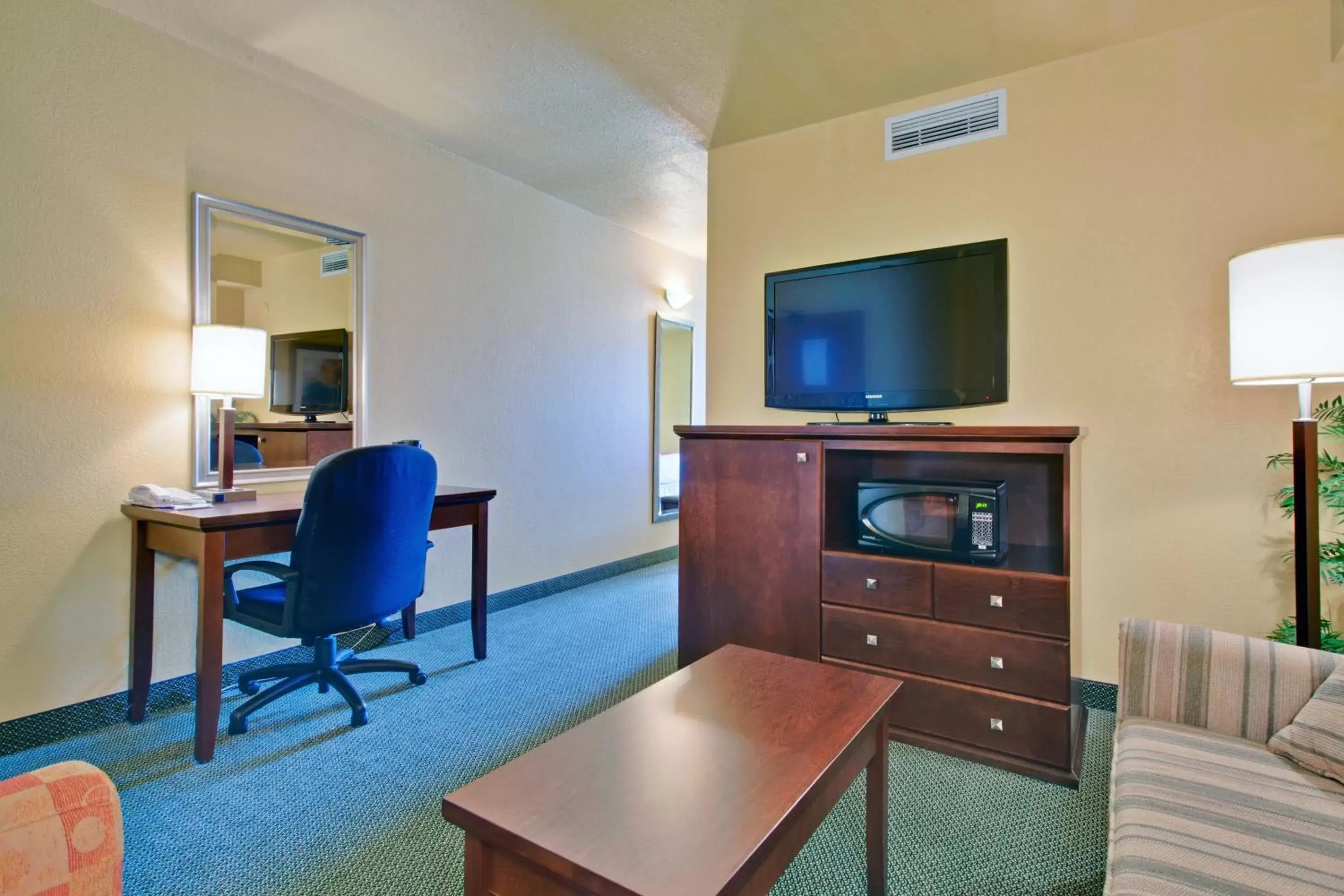 Photo of the whole room, TV/Entertainment Center in Holiday Inn Express Dryden, an IHG Hotel