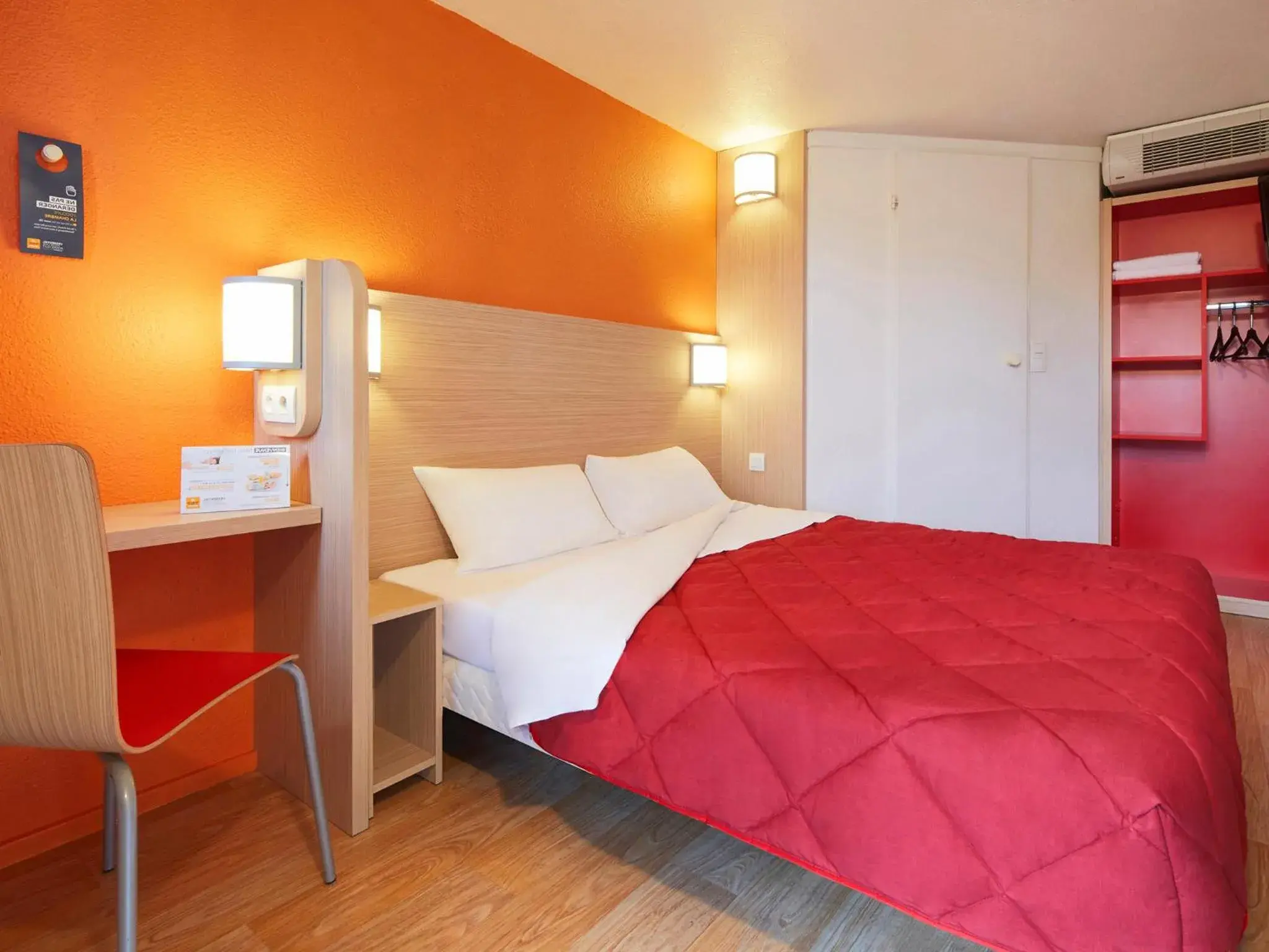 Bedroom, Bed in Premiere Classe Paris Ouest - Nanterre - La Defense
