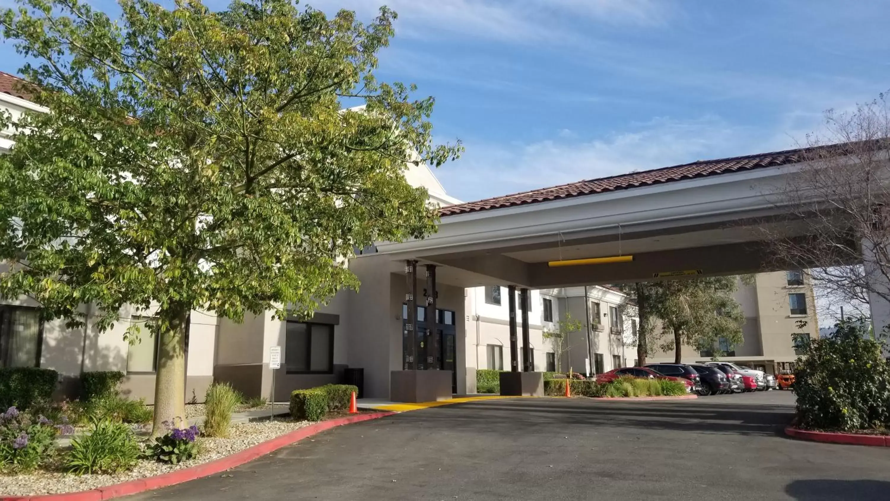 Property building in Best Western Valencia/Six Flags Inn & Suites