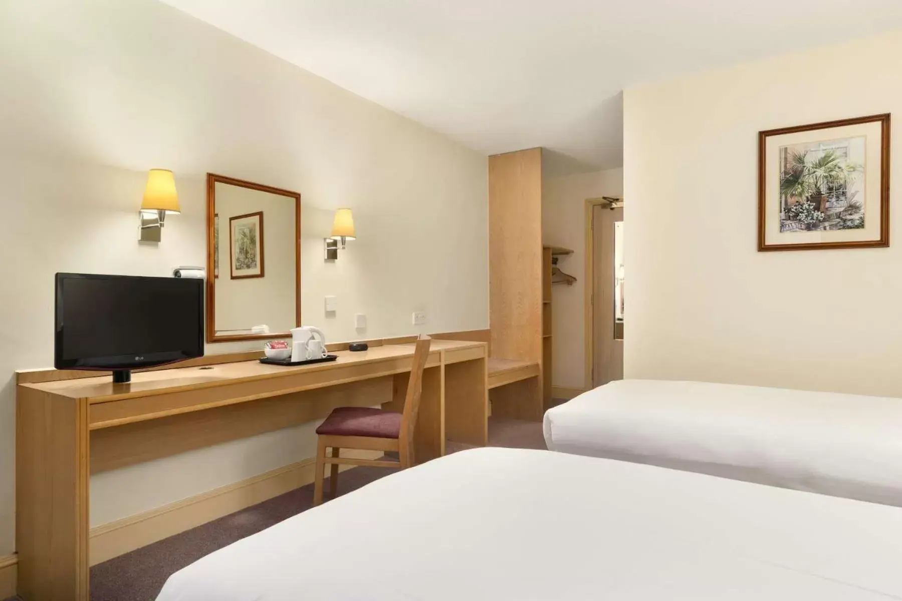 Photo of the whole room, Bed in Days Inn by Wyndham Sevenoaks Clacket Lane Photo of the whole room, Bed in Days Inn by Wyndham Sevenoaks Clacket Lane