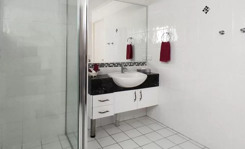 Bathroom in Motel Myall