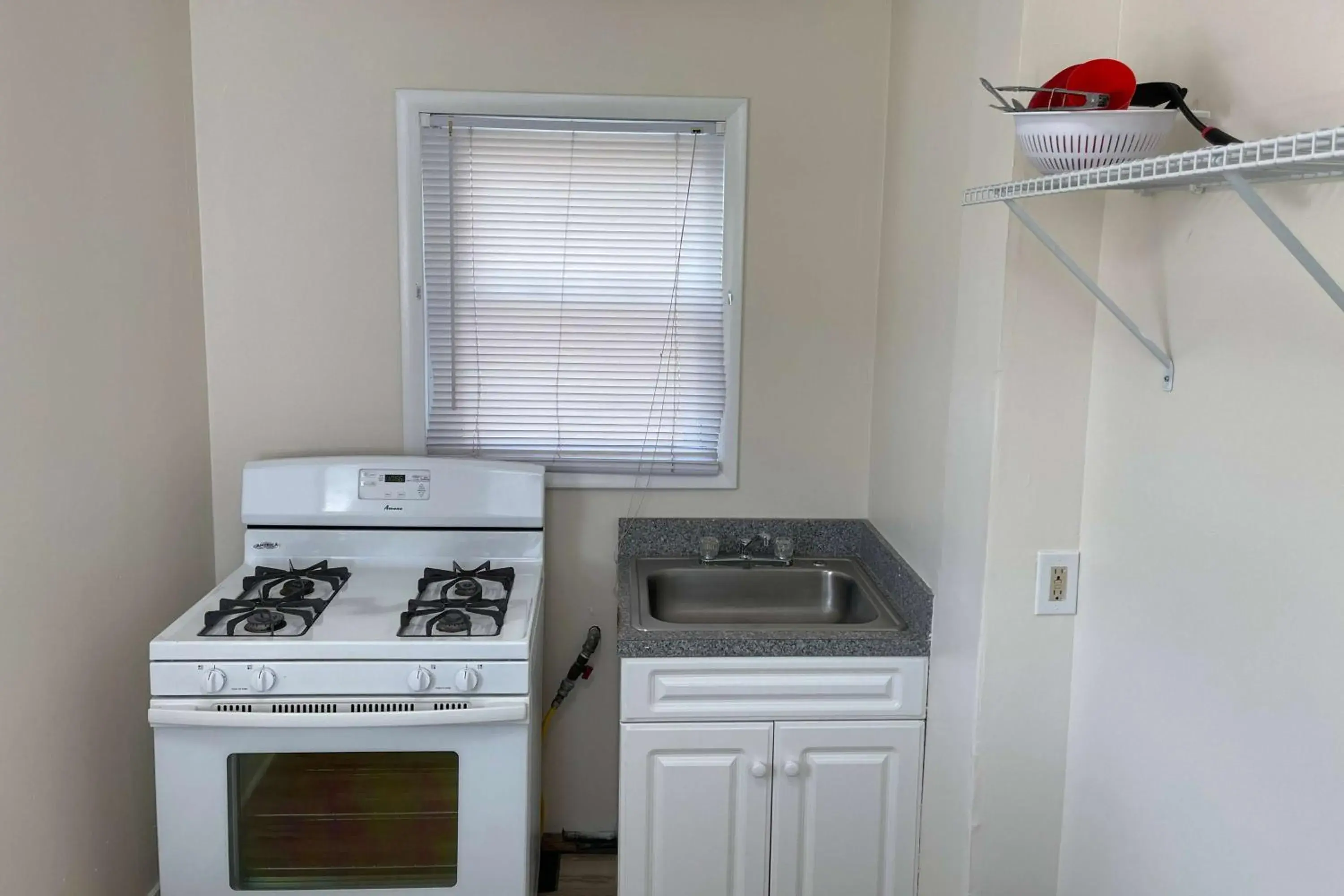 Photo of the whole room, Kitchen/Kitchenette in Wildwood Inn, a Travelodge by Wyndham